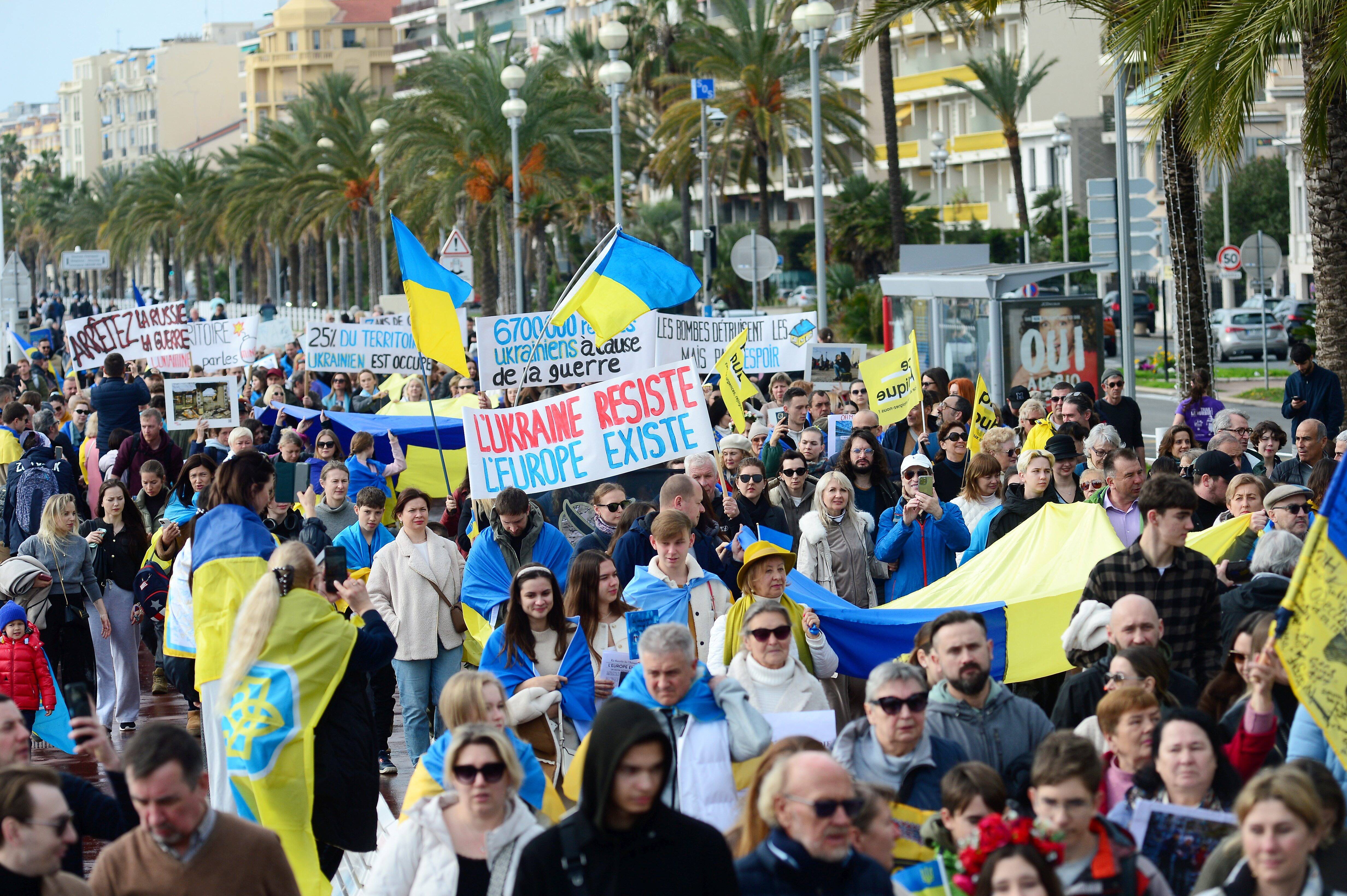 "Les gens sur place ont besoin de notre soutien": 700 personnes ont manifesté à Nice pour soutenir les Ukrainiens