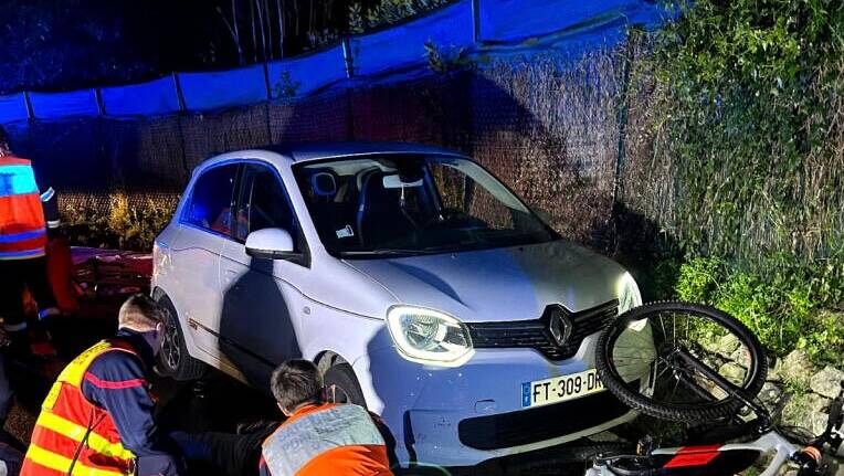 Un cycliste passe sous la voiture après un accident dans les Alpes-Maritimes