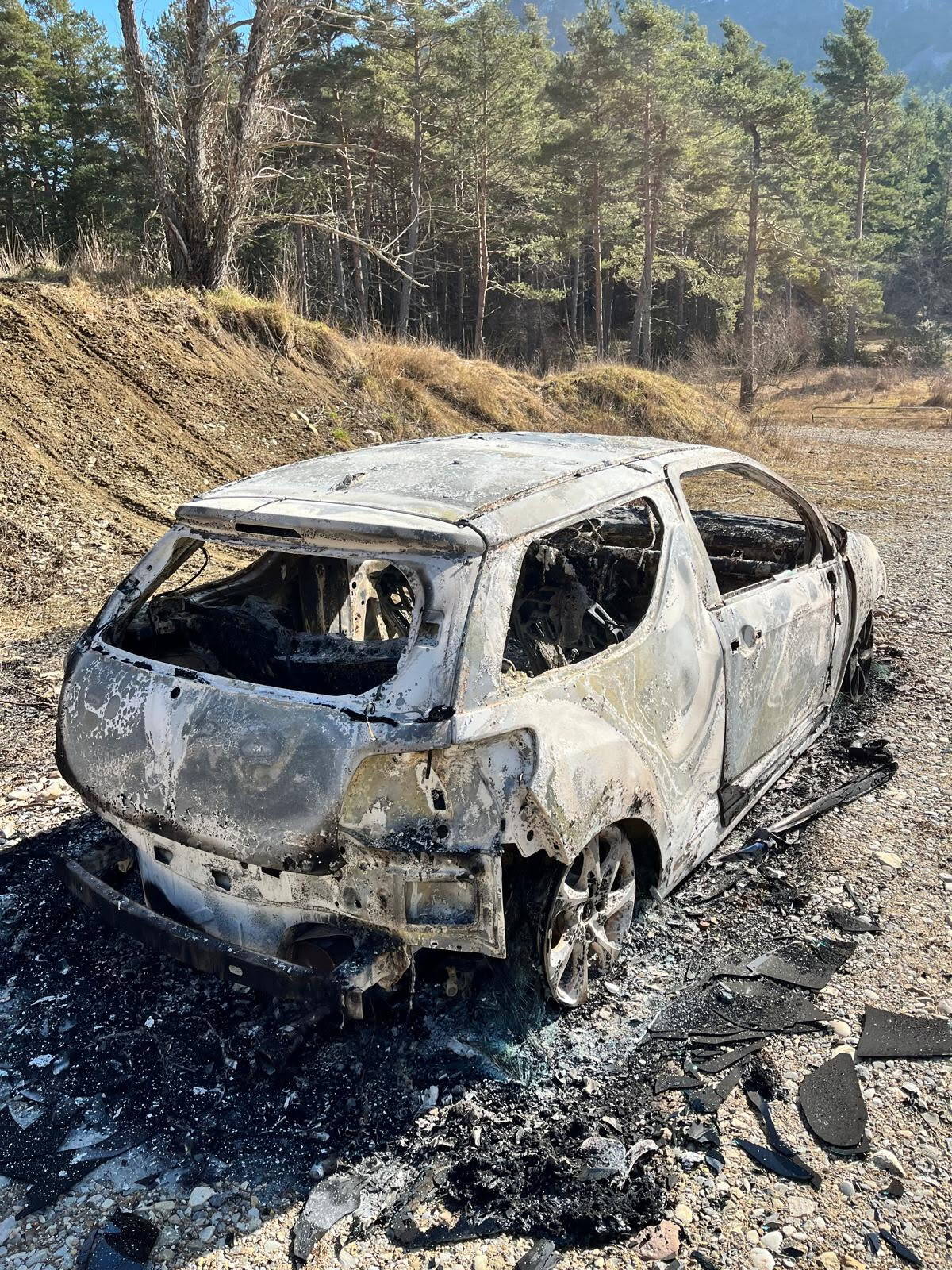Une voiture volée et incendiée, enlevée pour ne pas polluer un site naturel dans ce village du haut-pays
