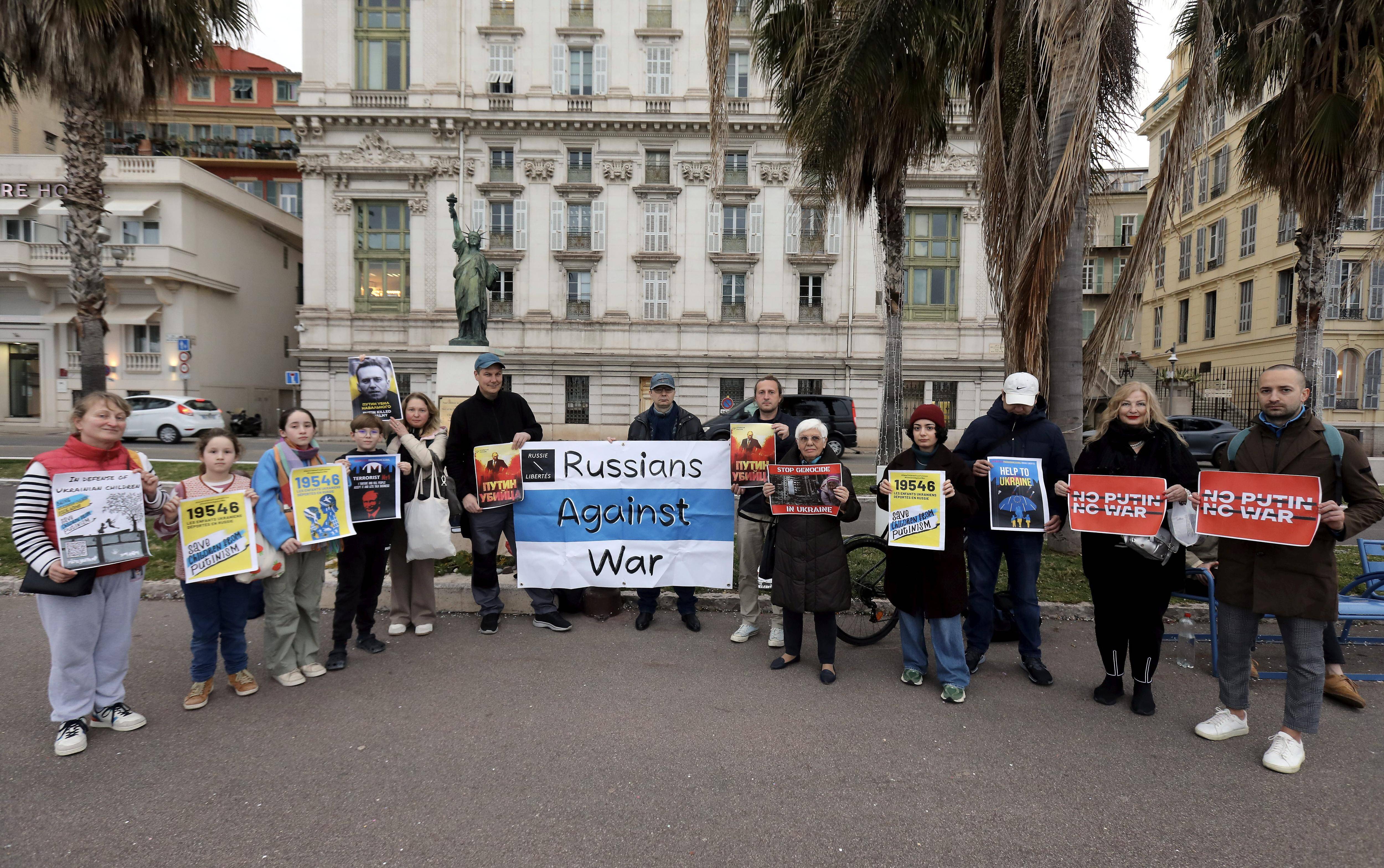 "Nous appelons à soutenir l'Ukraine dans sa quête d'une paix juste selon ses propres conditions": des Russes se rassemblent à Nice pour dire « non » à Poutine