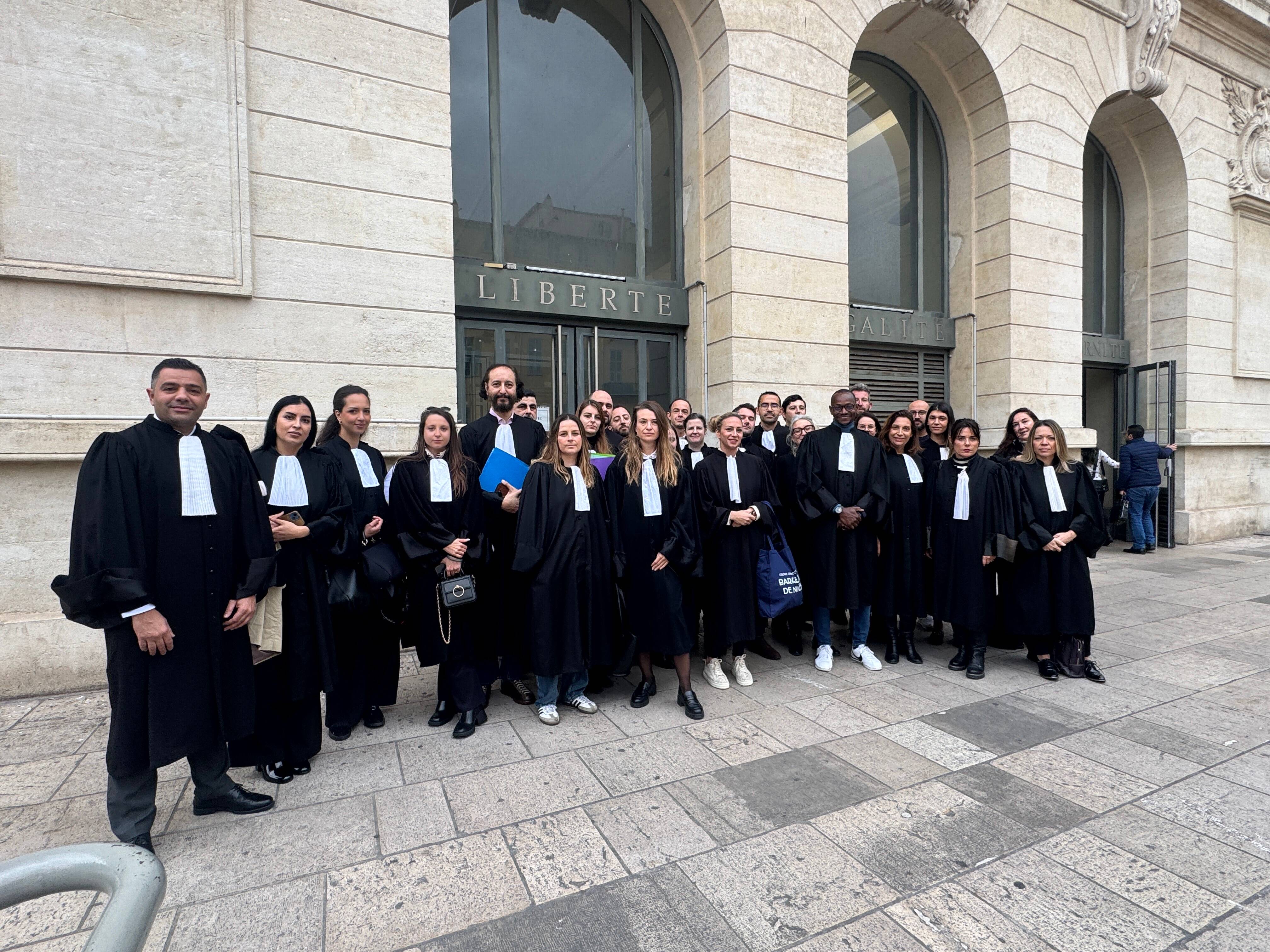 Devant le palais de justice de Nice, une manifestation en soutien à Me Kada Sadouni
