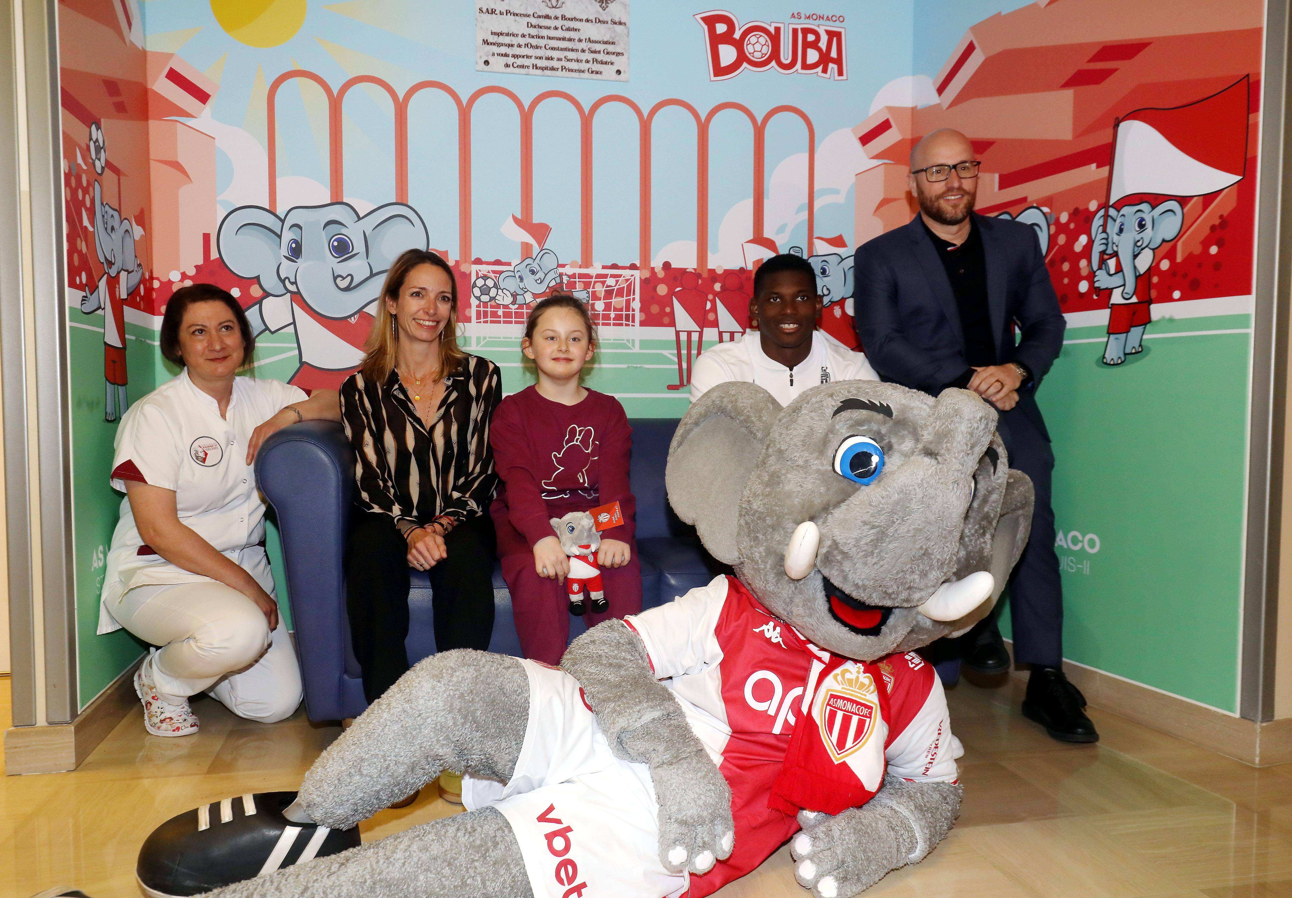 L'attaquant de l'AS Monaco Breel Embolo au chevet des enfants hospitalisés