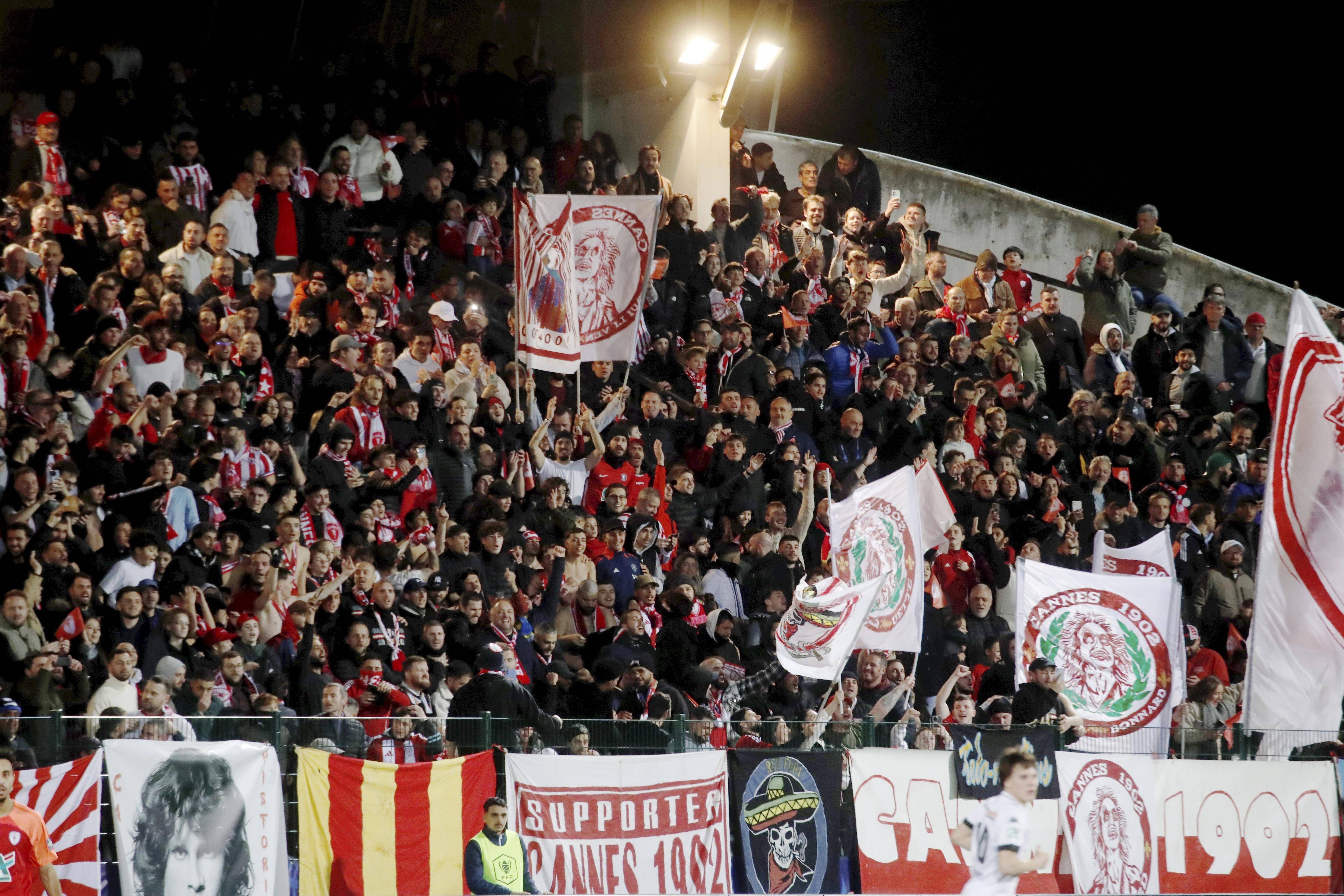 "C'était incroyable, tout le monde se prenait dans les bras", au lendemain de l'exploit de l'AS Cannes en Coupe de France, les supporters toujours aux anges
