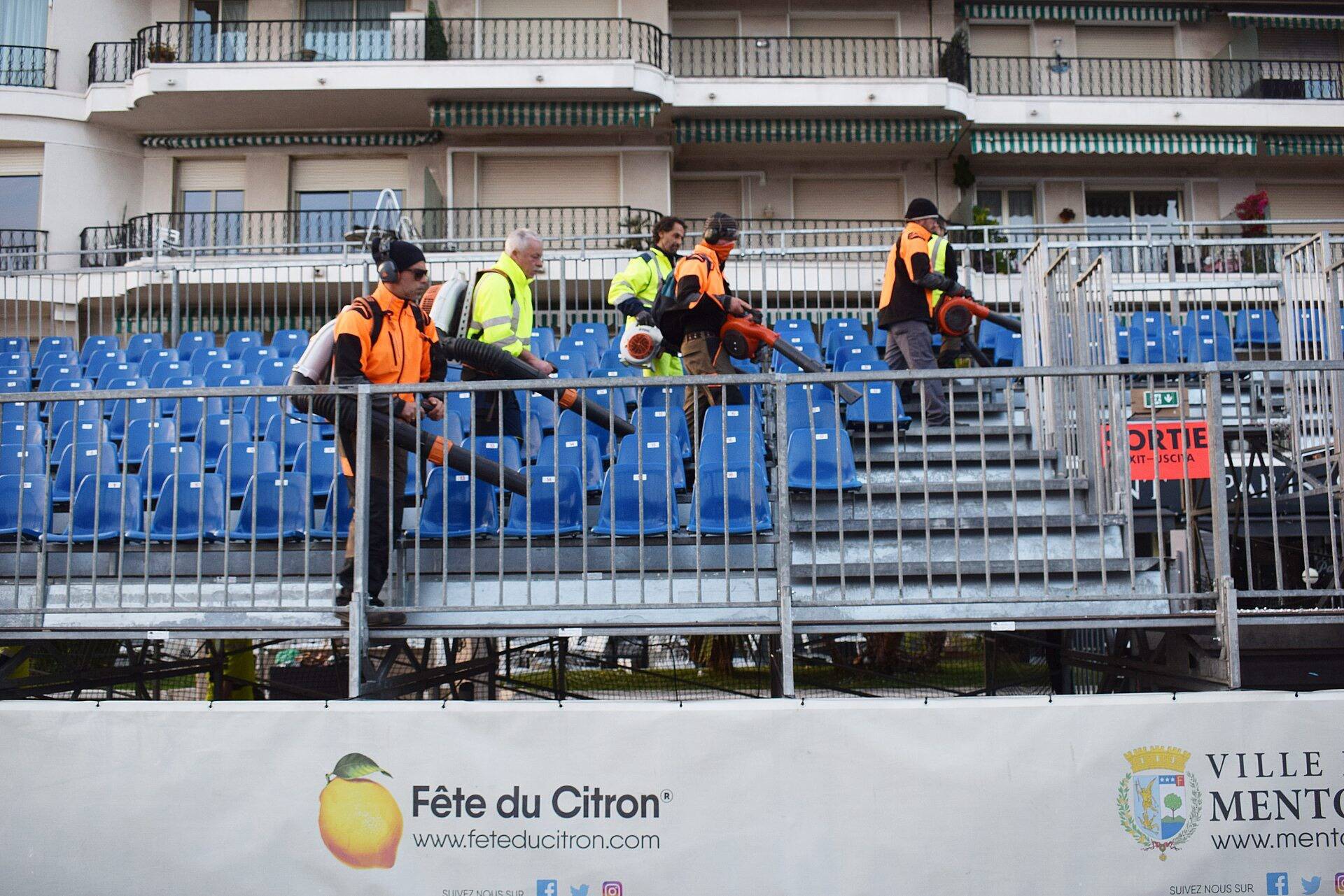 Une armée fluo pour une ville propre, on vous raconte comment ils nettoient Menton après la Fête du citron