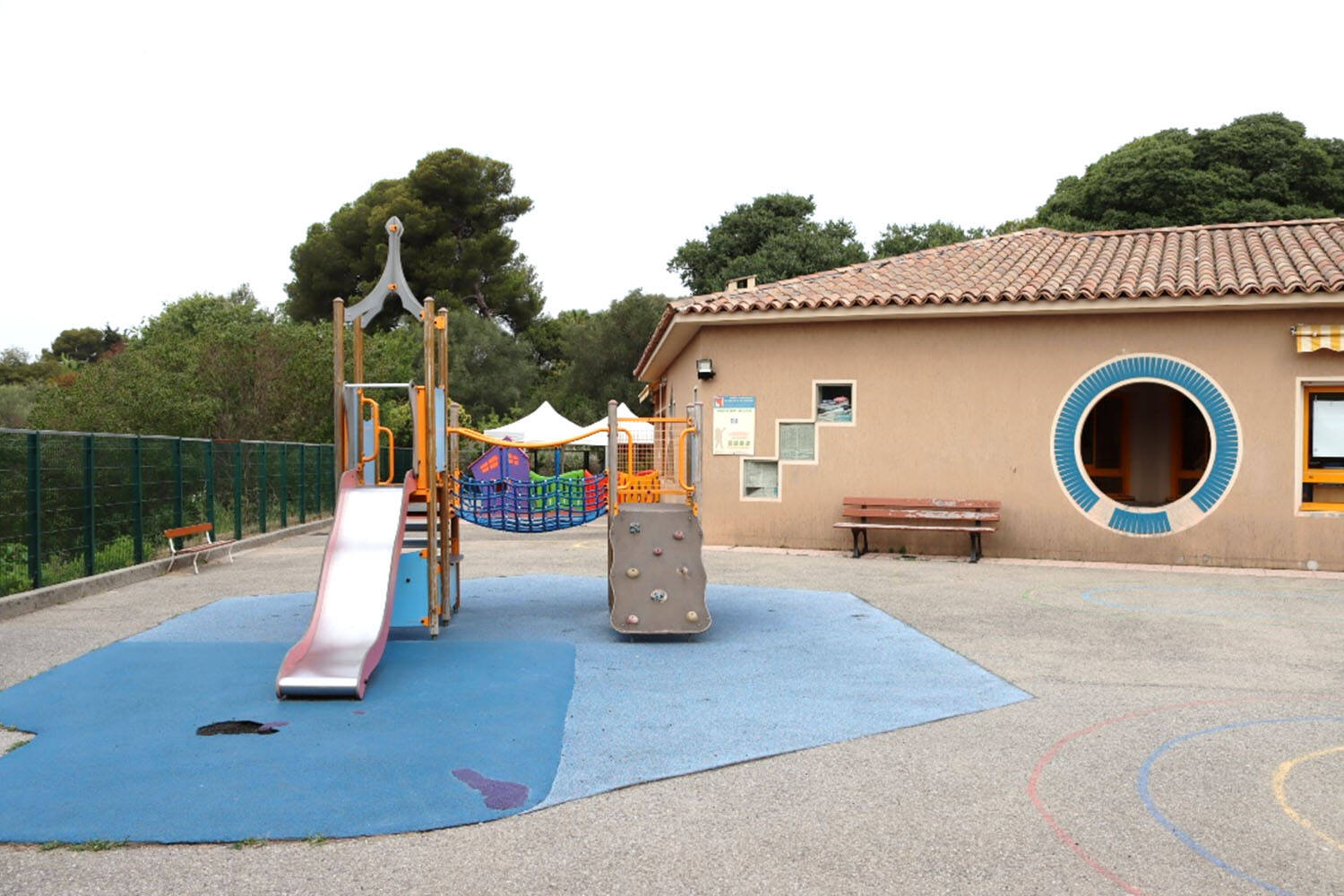 "Certaines fois, ils se retrouvent à 40 dans une salle": les parents d'élèves dénoncent des classes surchargées dans cette école maternelle d'Antibes