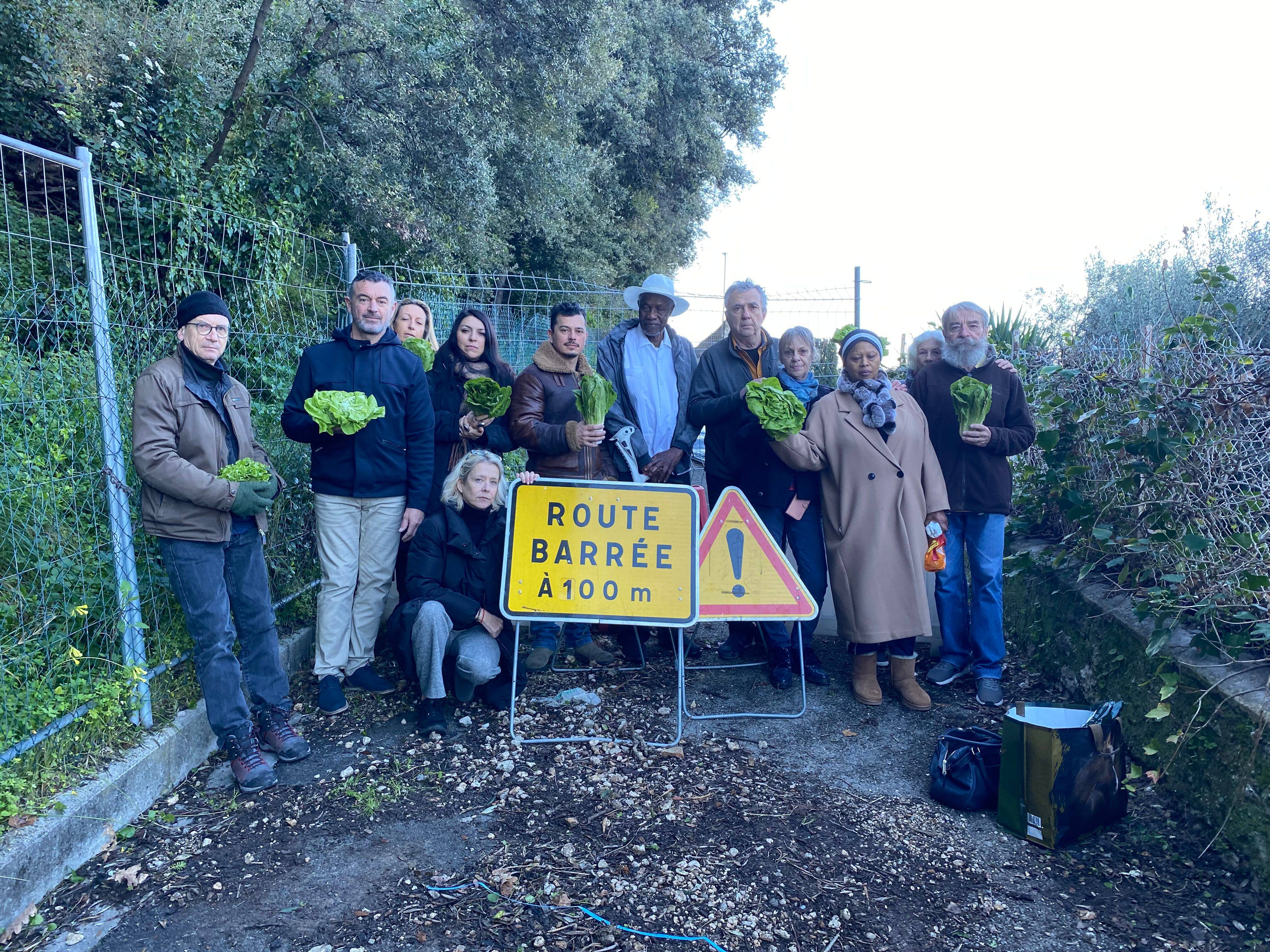 Un an après l'éboulement à Nice, leur route est toujours coupée et ils galèrent pour rentrer chez eux