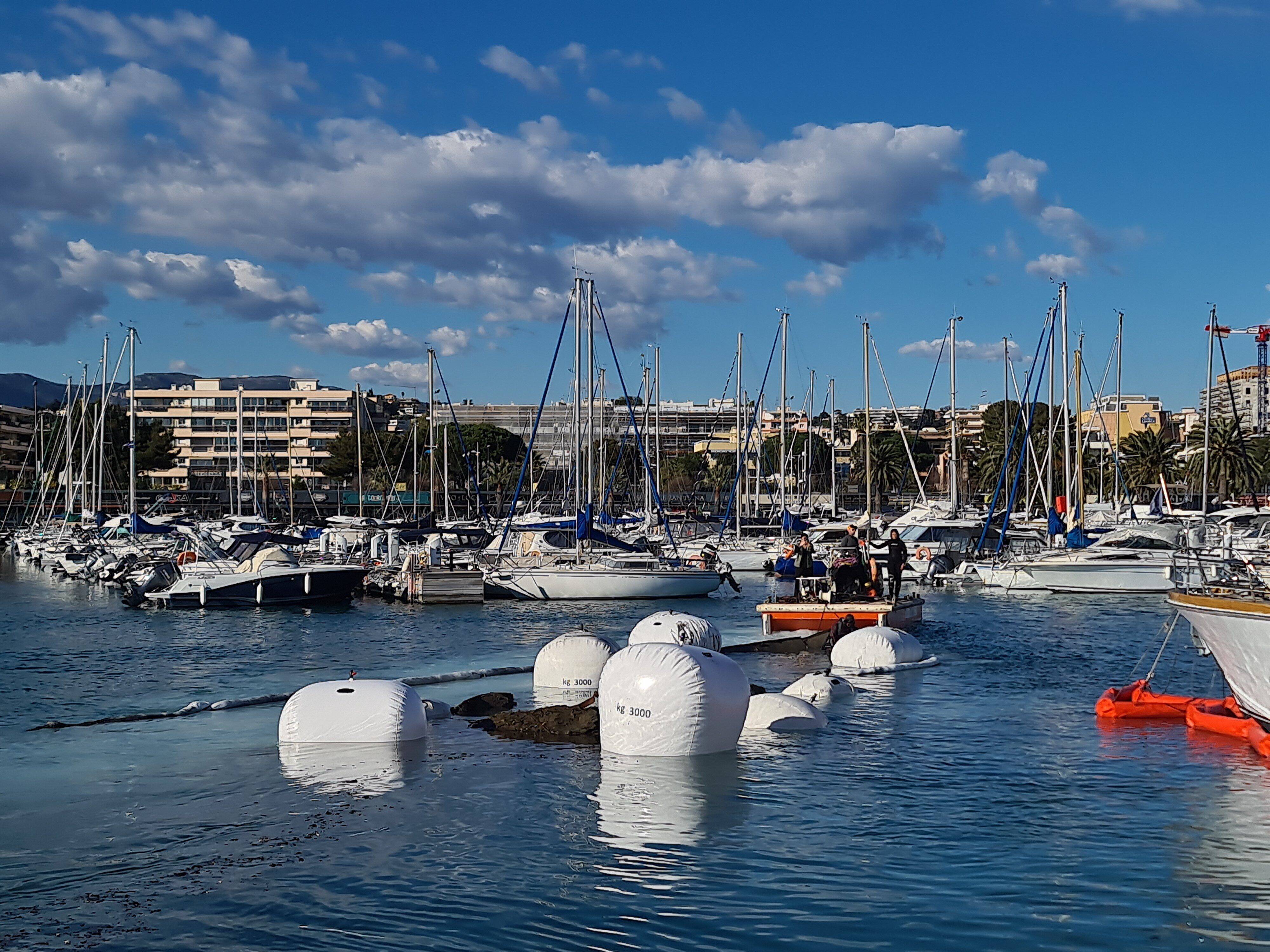 Détruit par une explosion criminelle il y a trois semaines, le bateau enfin renfloué dans le port de Saint-Laurent