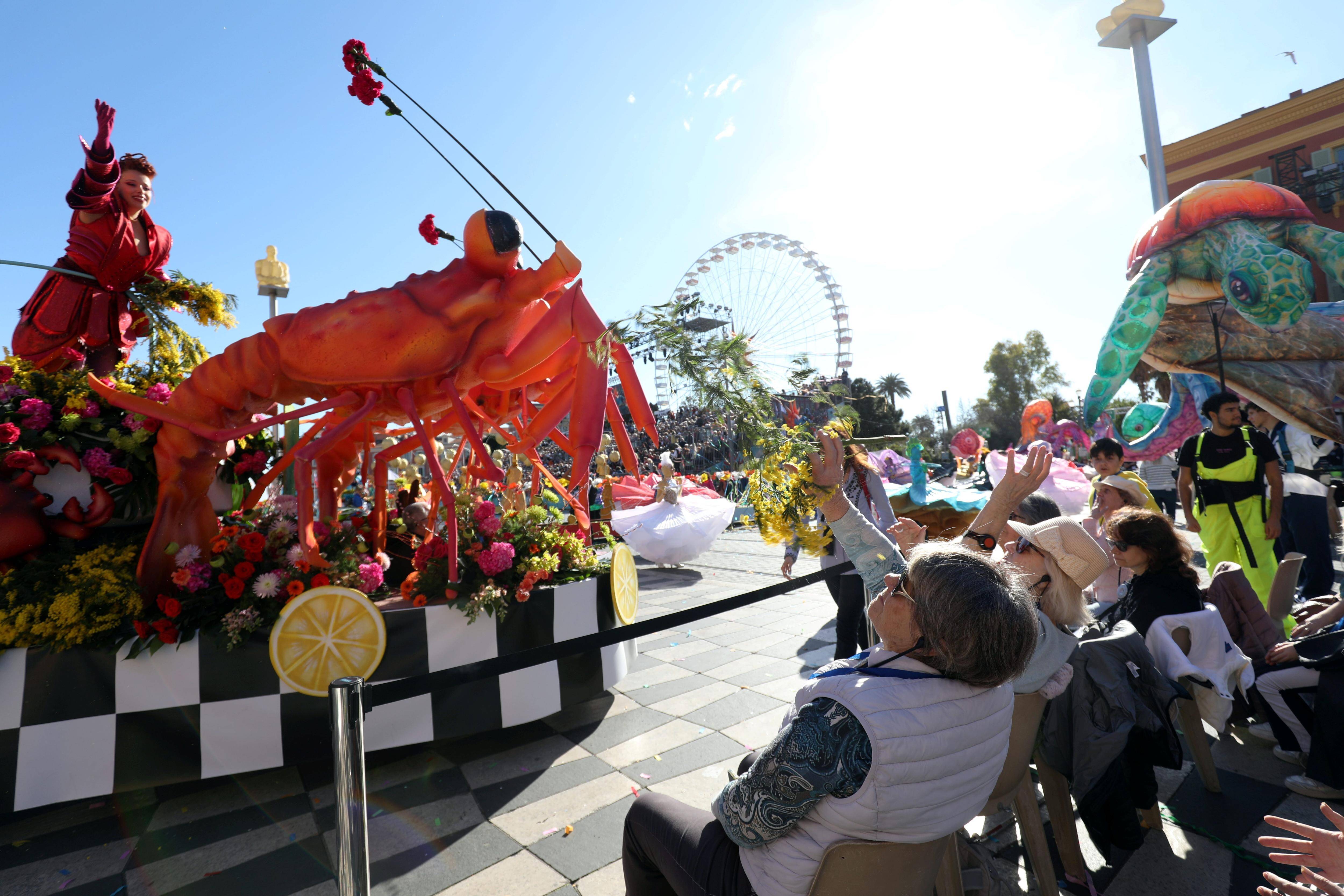 "La reine vous fait un petit coucou": voici comment Ishaq et Alexis, deux étudiants niçois permettent déficients visuels de profiter du Carnaval à Nice