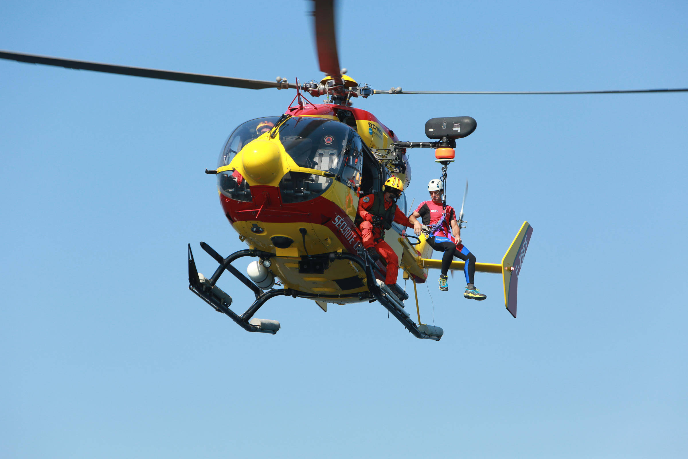 Deux personnes et un chien bloqués sur une falaise à Six-Fours