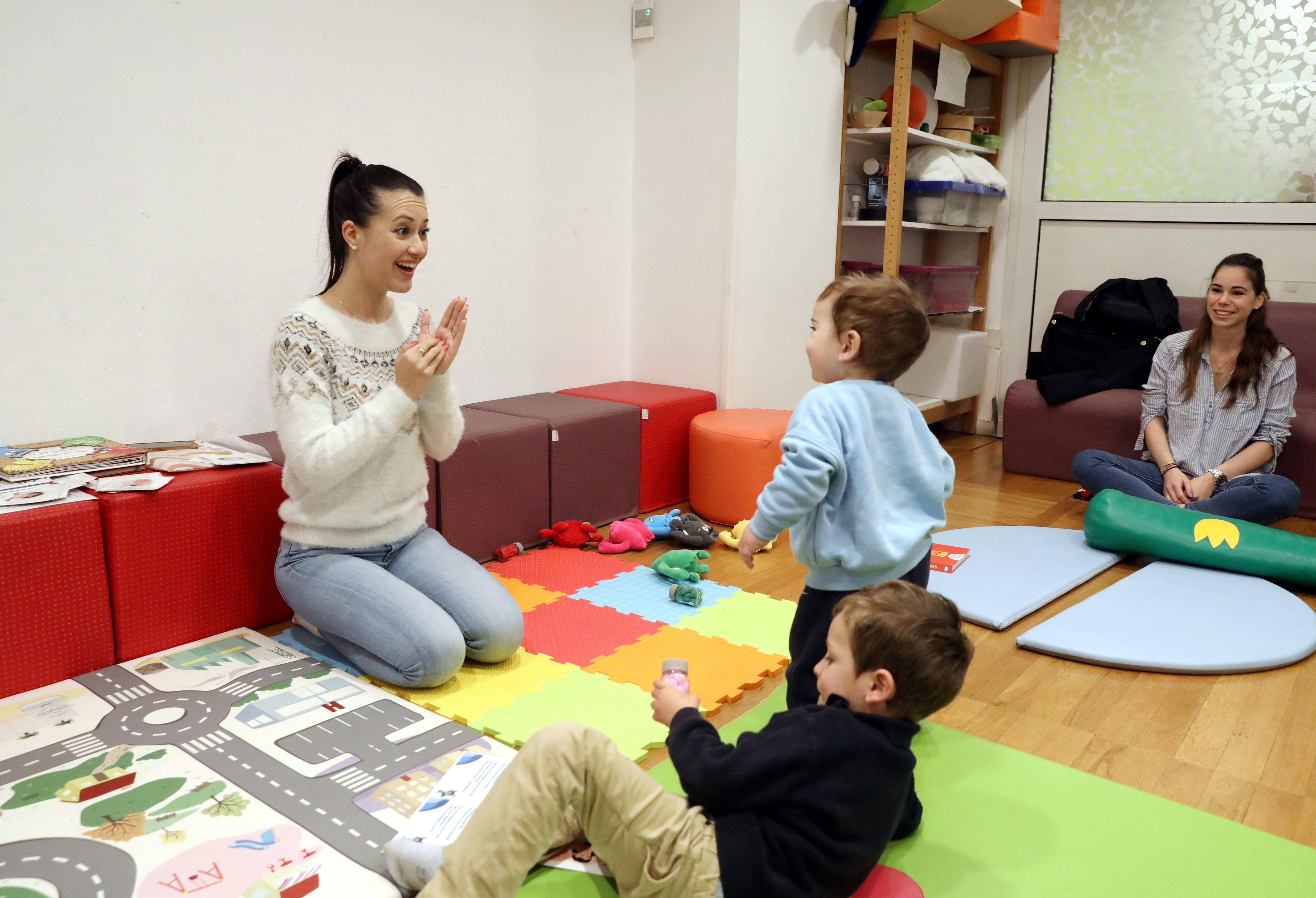 A Monaco, ces parents se forment au langage des signes pour communiquer avec leurs bébés