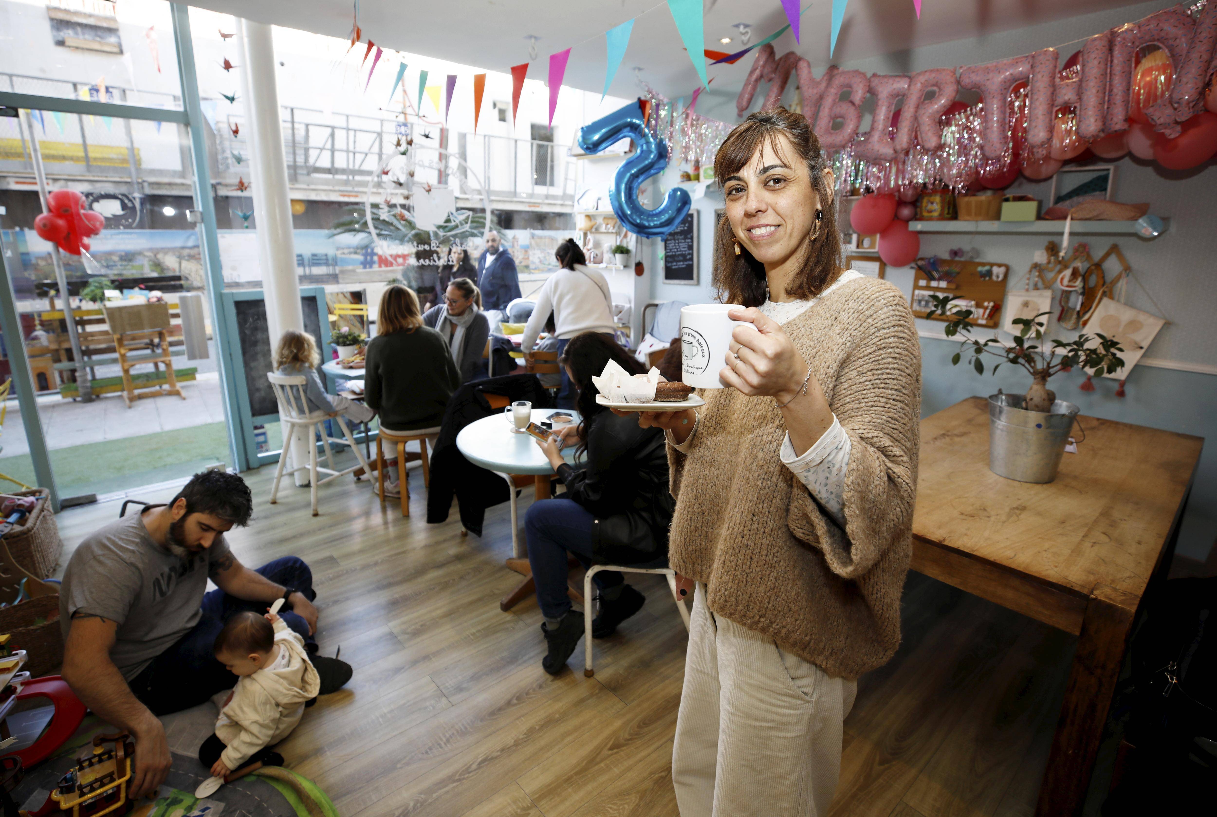 Pourquoi y a-t-il si peu de cafés poussettes à Nice? Mélanie Servoise, qui a créé "Maman les P'tits bateaux" apporte son éclairage