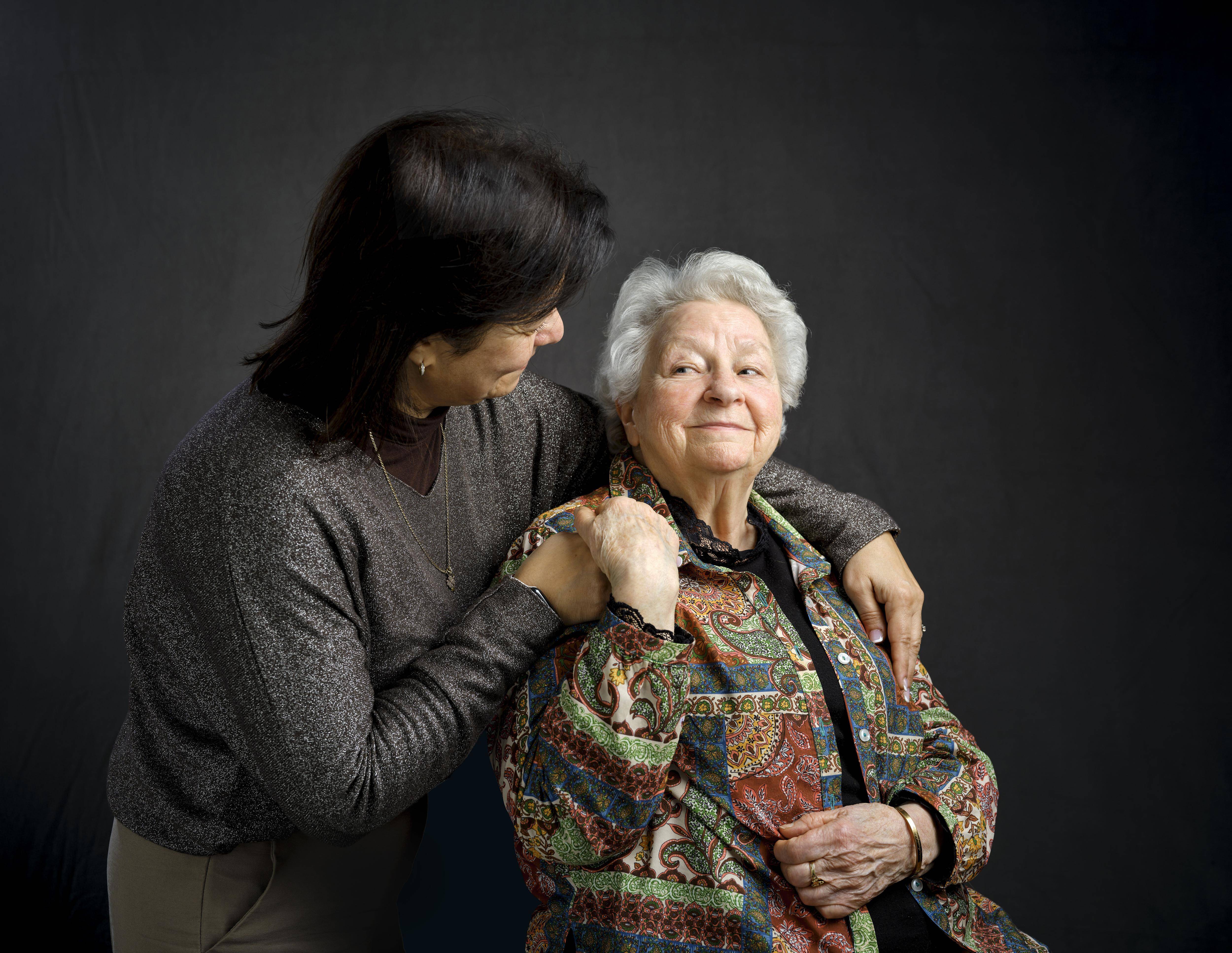 Le témoignage de deux "soeurs de douleur": quand la soeur d'un homme tué par un terroriste et la mère du terroriste se rencontrent