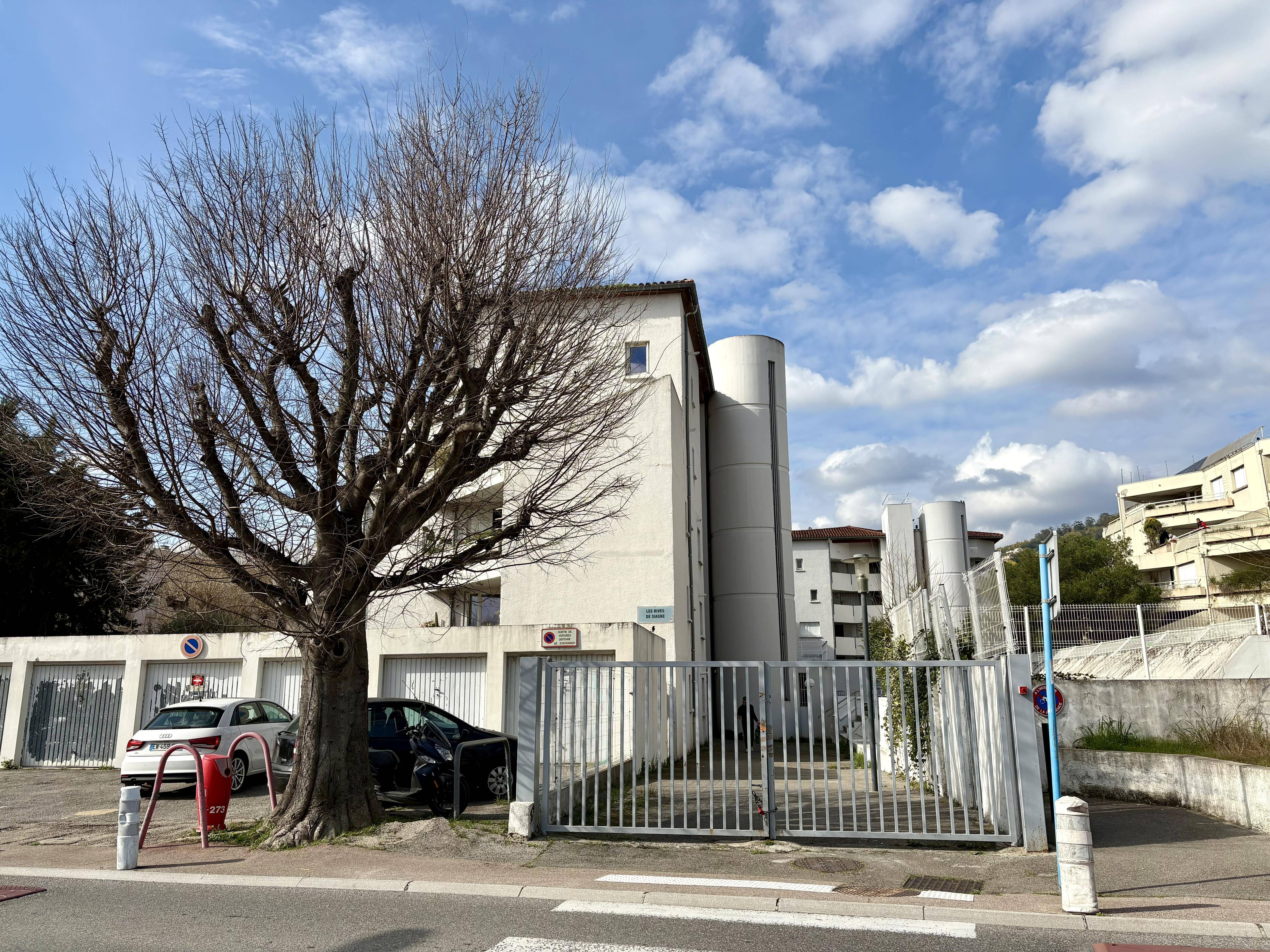 "On l'a vu passer menottes aux poignets, encadré par des gendarmes": un employé municipal suspecté de féminicide à Mandelieu