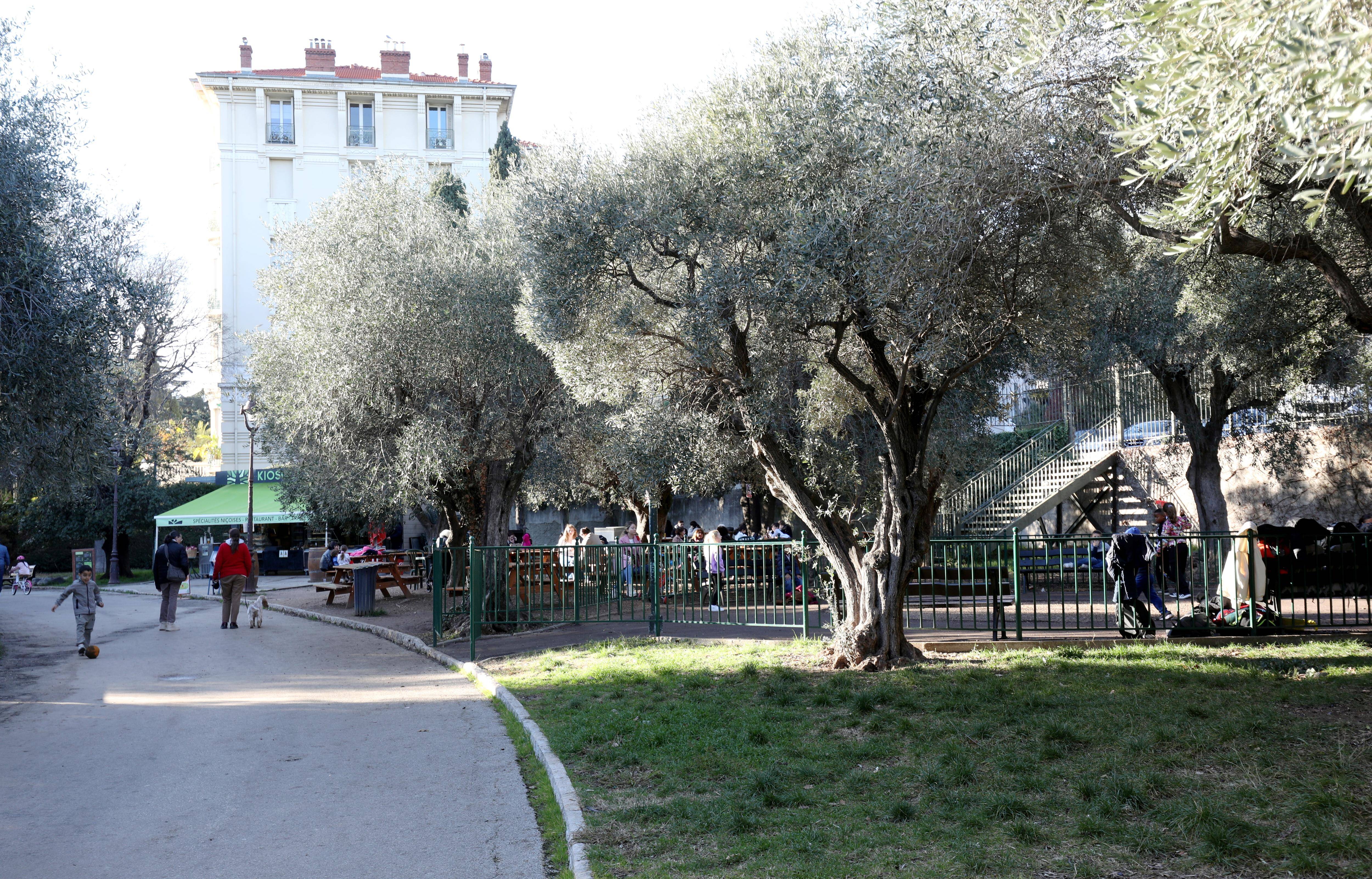A Nice, le comité de quartier Cimiez souhaite que le stationnement devienne payant devant le monastère, la Ville n'est pas convaincue: et vous, quel est votre avis?