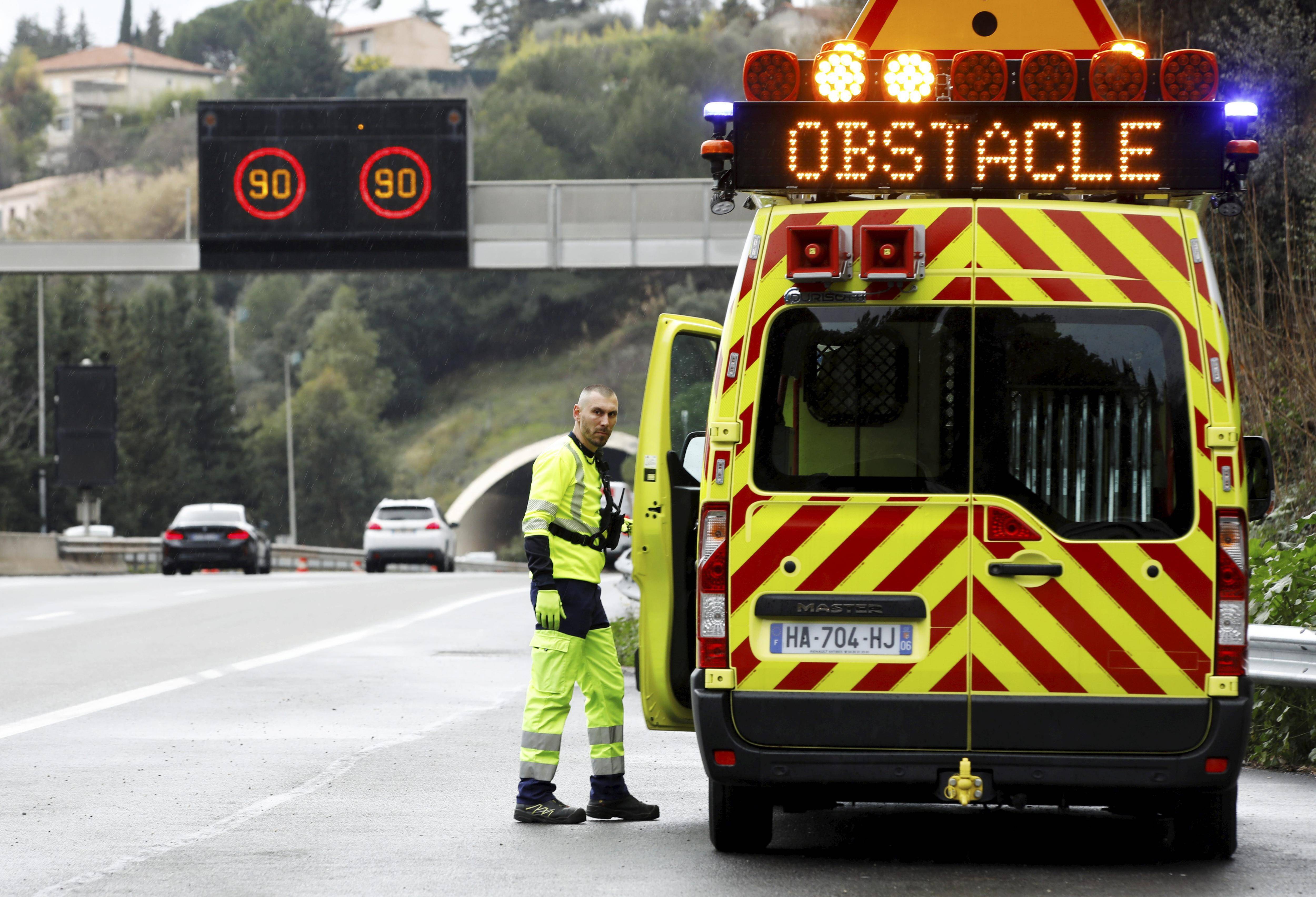 "En moyenne, un fourgon par semaine percuté sur notre réseau": patrouilleurs de l'A8, un métier à risque