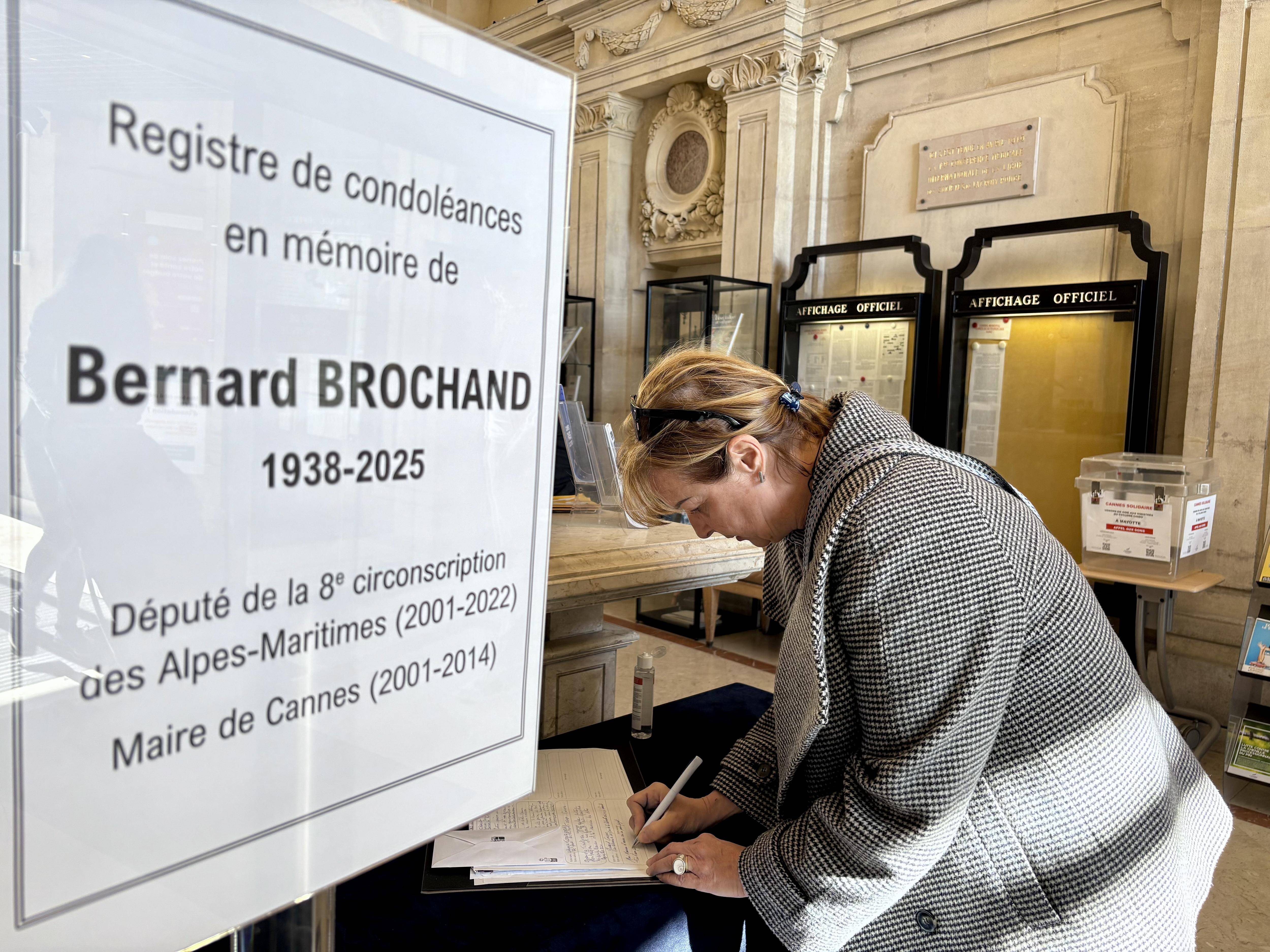 "On ne vous oubliera pas", les mots des Cannois dans les registres du souvenir à l'ex-maire Bernard Brochand