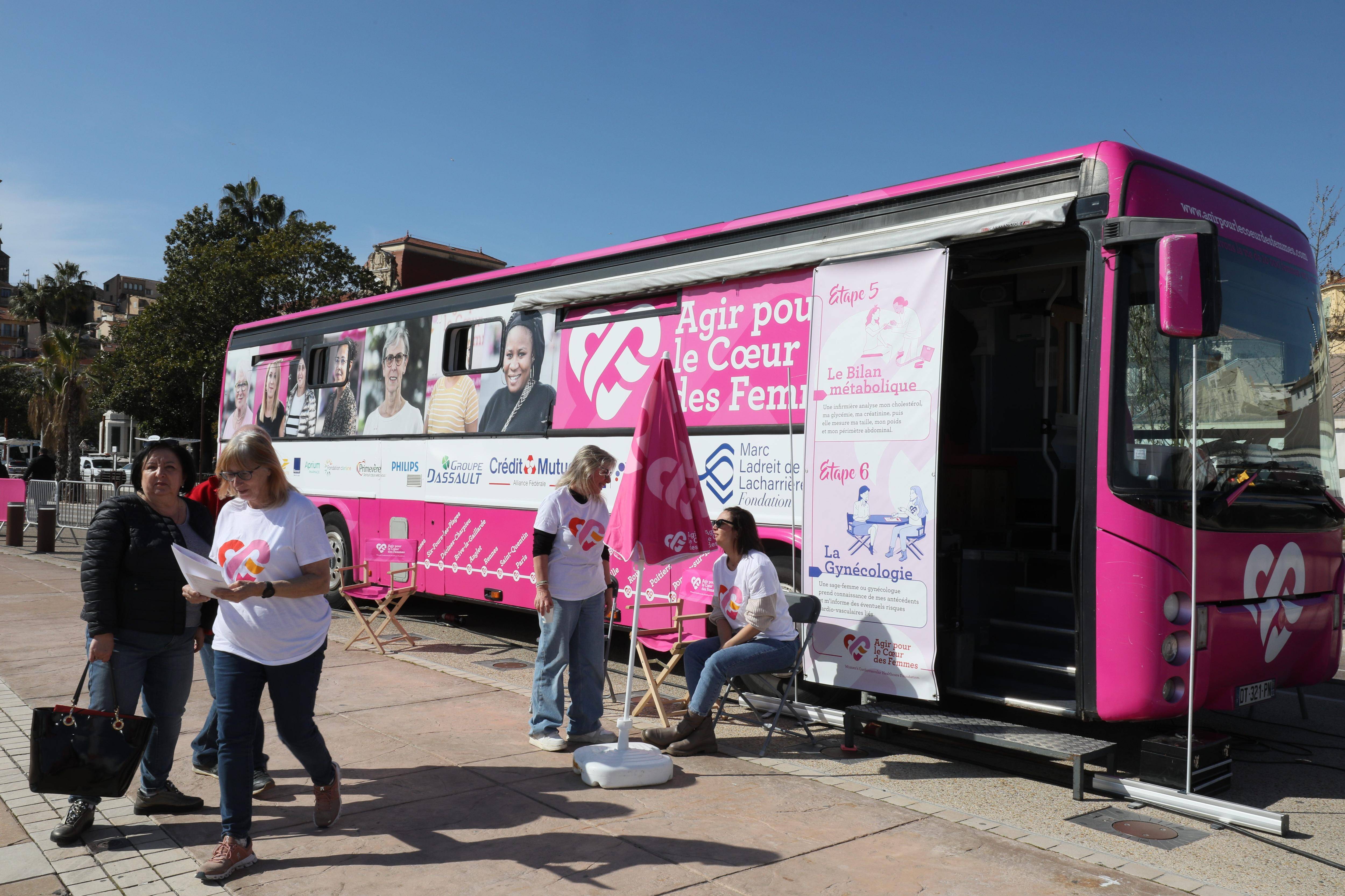 "Huit décès sur dix pourraient être évités": à Cannes, le Bus du Coeur des Femmes offre des dépistages gratuits des maladies cardio-vasculaires