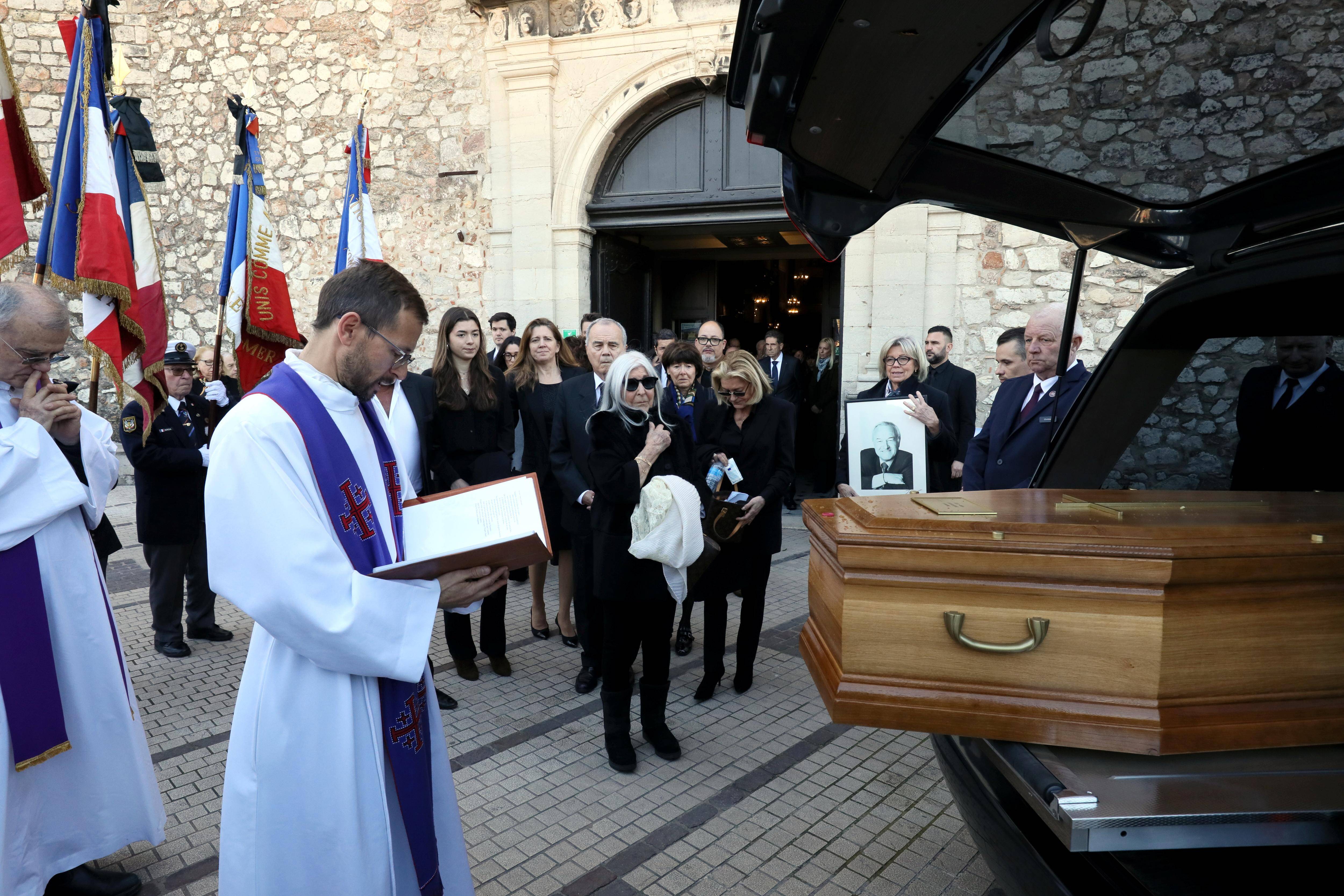 Famille, habitants, politiques... Des centaines de personnes réunies à Cannes ce mardi pour les obsèques de l'ancien maire Bernard Brochand