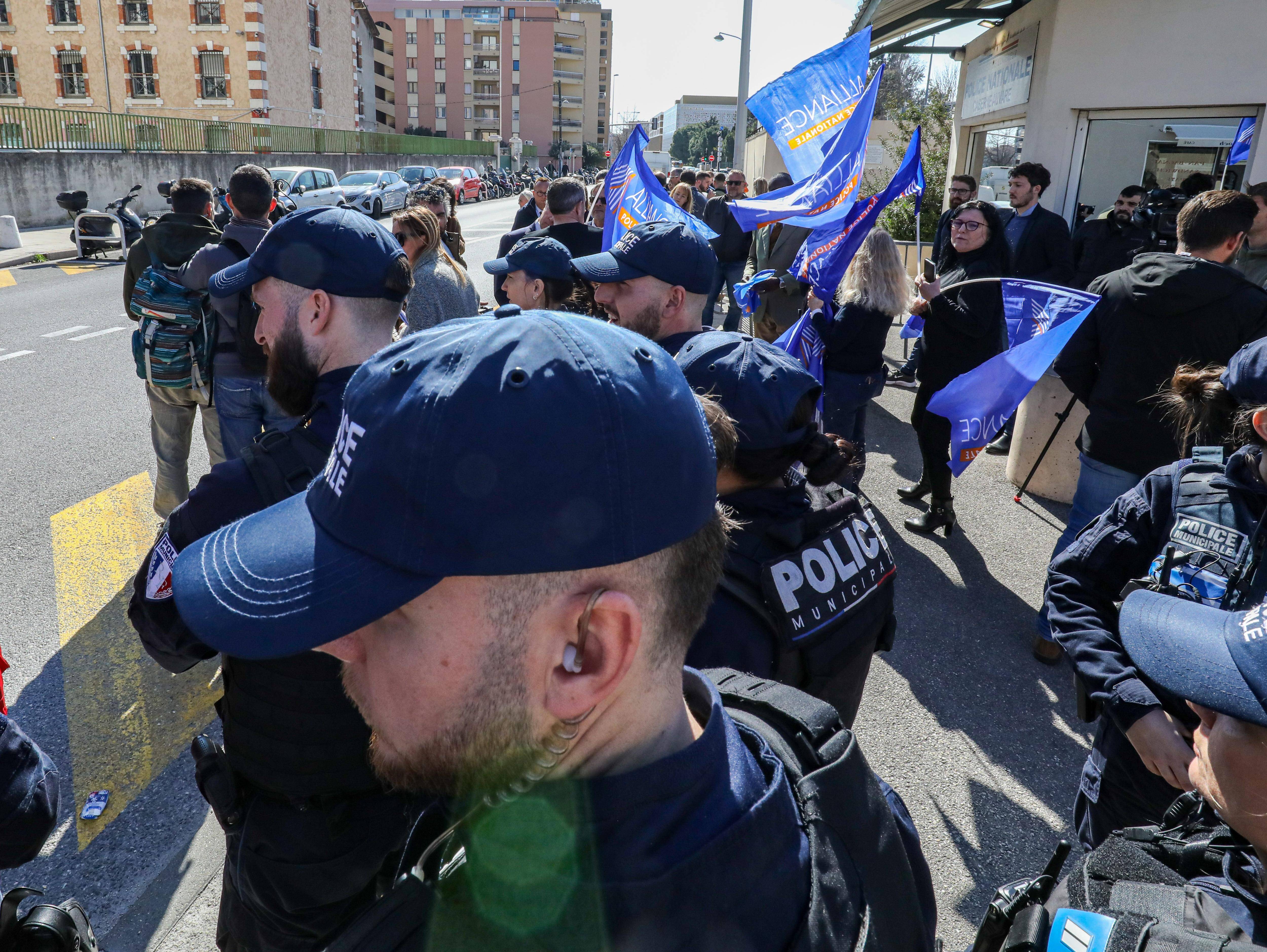 Le policier qui a tué le jeune Nahel jugé en procès pour meurtre? Les forces de l'ordre unies protestent devant un commissariat de Nice
