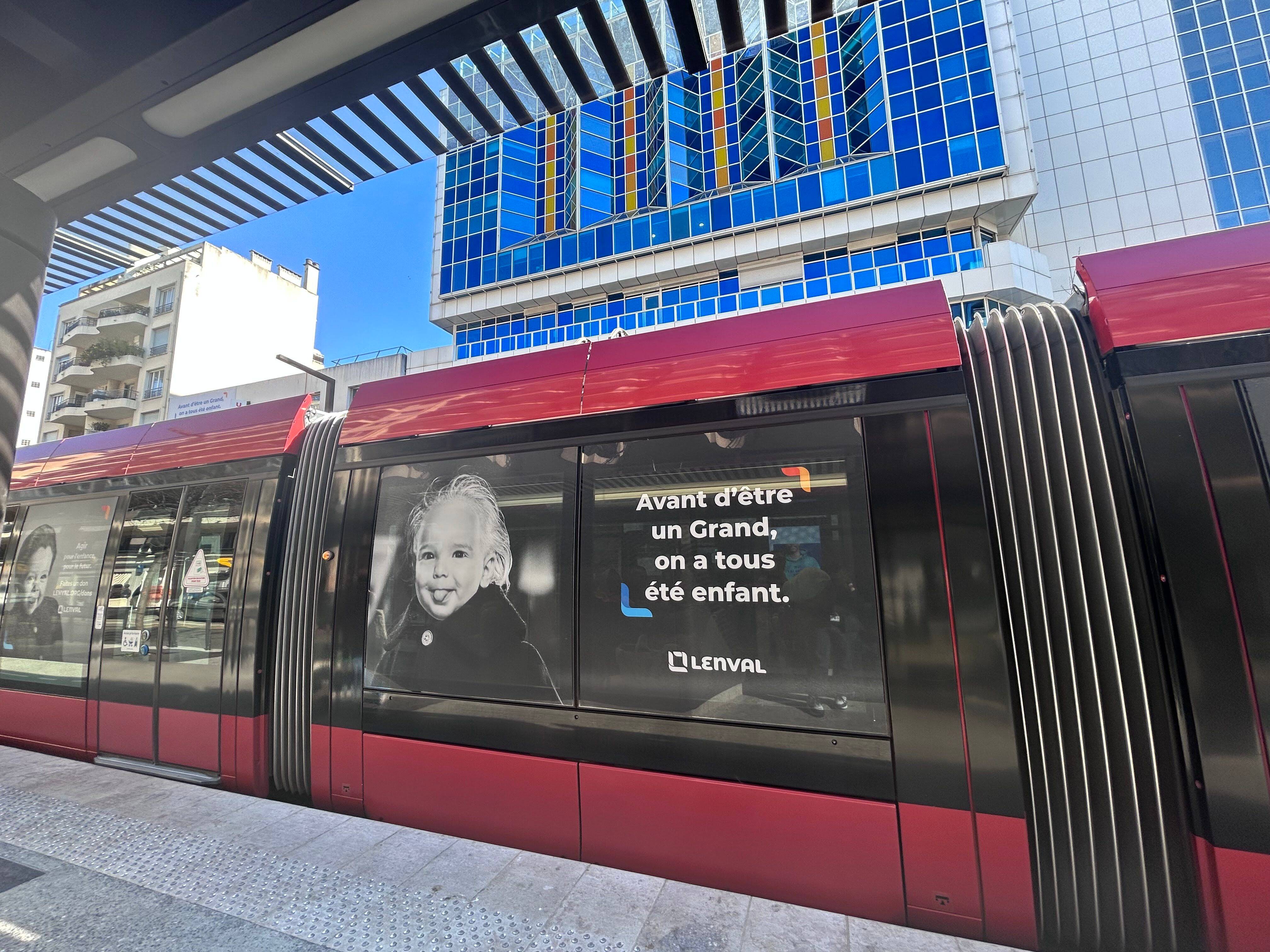 La Fondation Lenval de Nice mobilise ses mécènes avec une campagne d'affichage originale