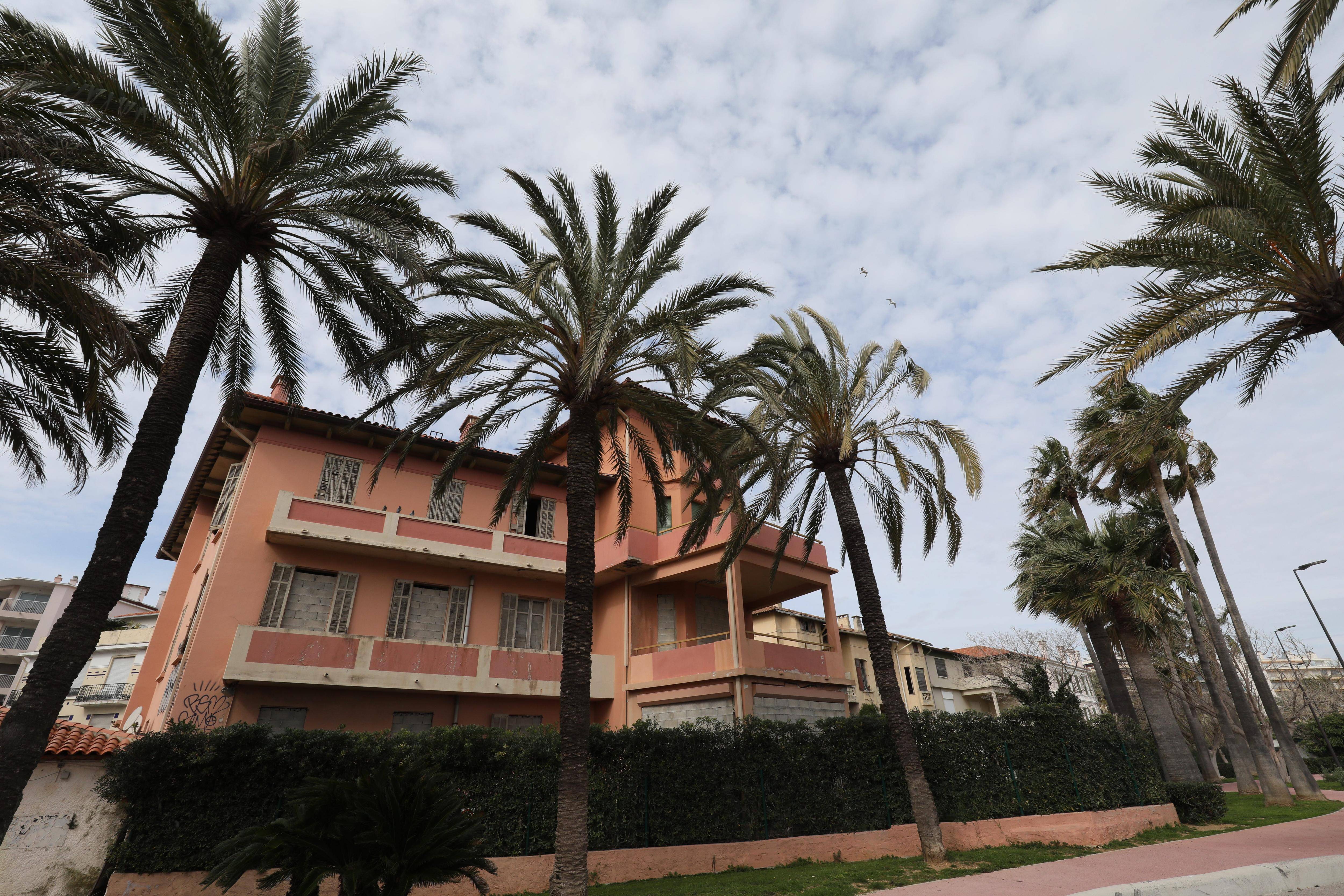 Quel avenir pour cet îlot et ses "verrues" en dormance? La mairie d'Antibes met la pression