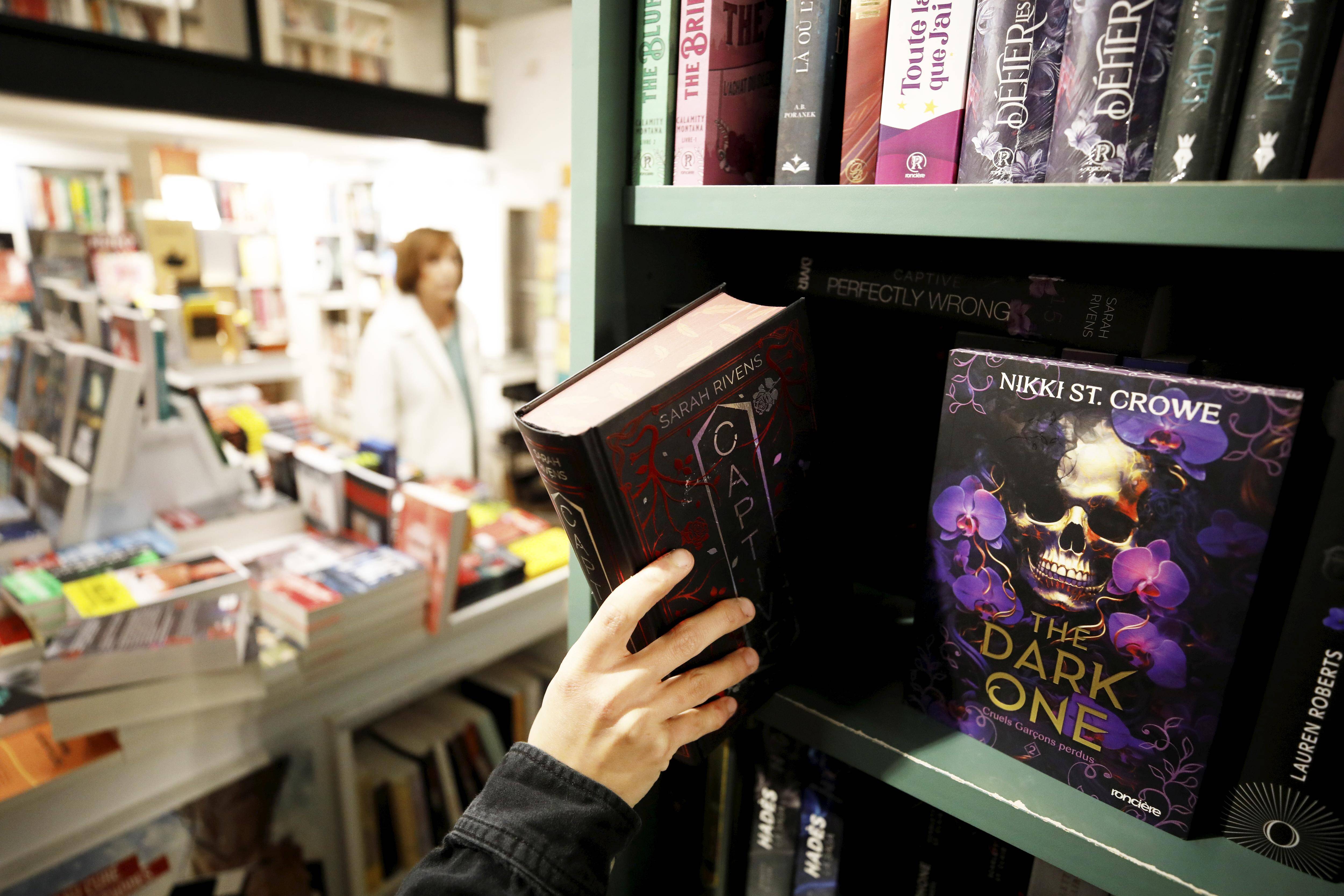 "Des récits de relations malsaines qui sont glamourisées": les dangers de la dark romance, ces livres que nos adolescentes dévorent