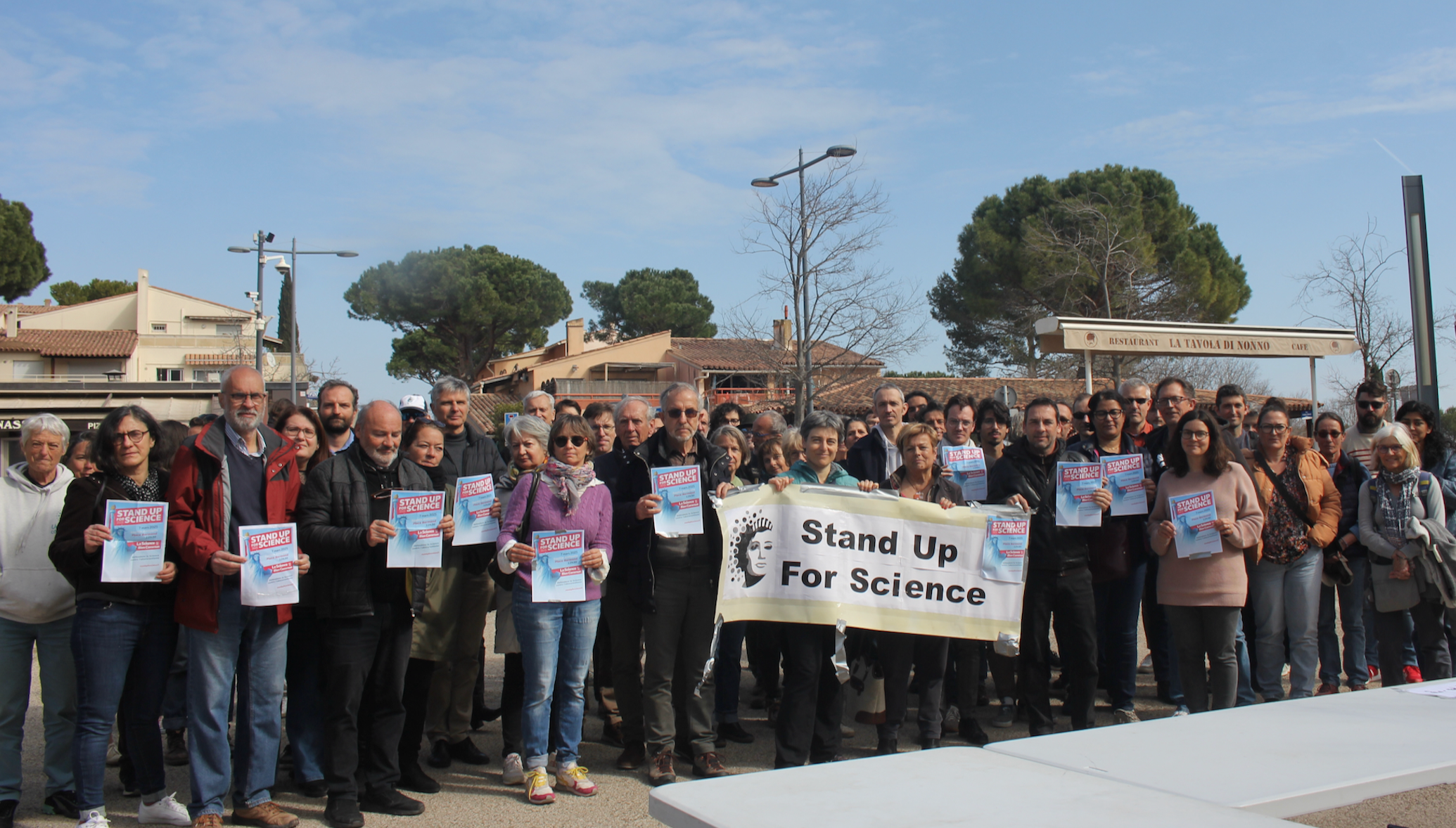 "Attaquer la science c'est détruire ce socle qui permet de construire la société": des dizaines de scientifiques de Sophia Antipolis rassemblés en soutien aux recherches attaquées par l'administration de Donald Trump