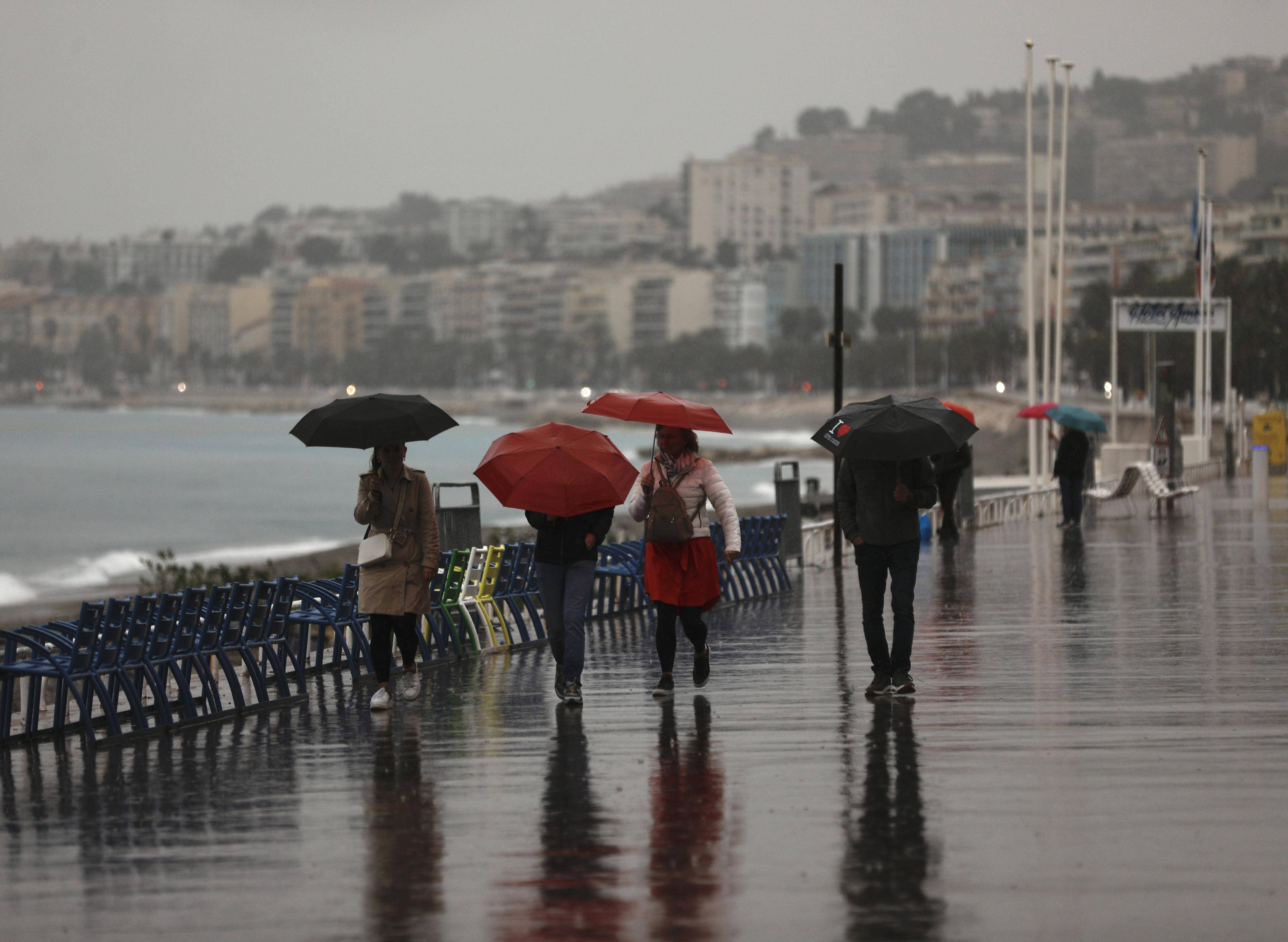 Vigilance jaune pluie-inondation et vagues-submersion: les parcs, cimetières et plages fermés à Nice ce dimanche