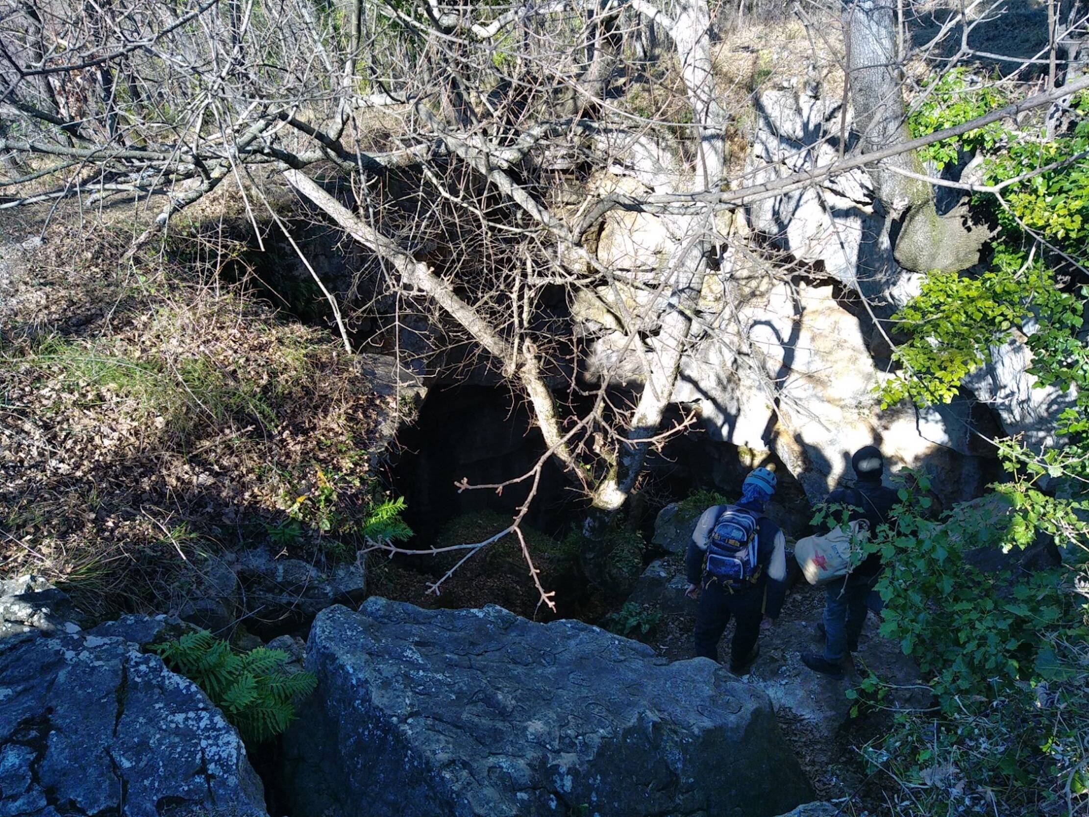 Un spéléologue découvre un sanglier découvert mort, découpé et en décomposition dans une grotte du haut pays grassois