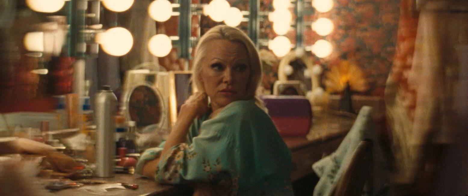 "J'ai un peu souffert et pris une route peu conventionnelle pour en arriver où j'en suis aujourd'hui": Pamela Anderson fait un come-back émouvant dans «The Last Showgirl» en salles ce 12 mars