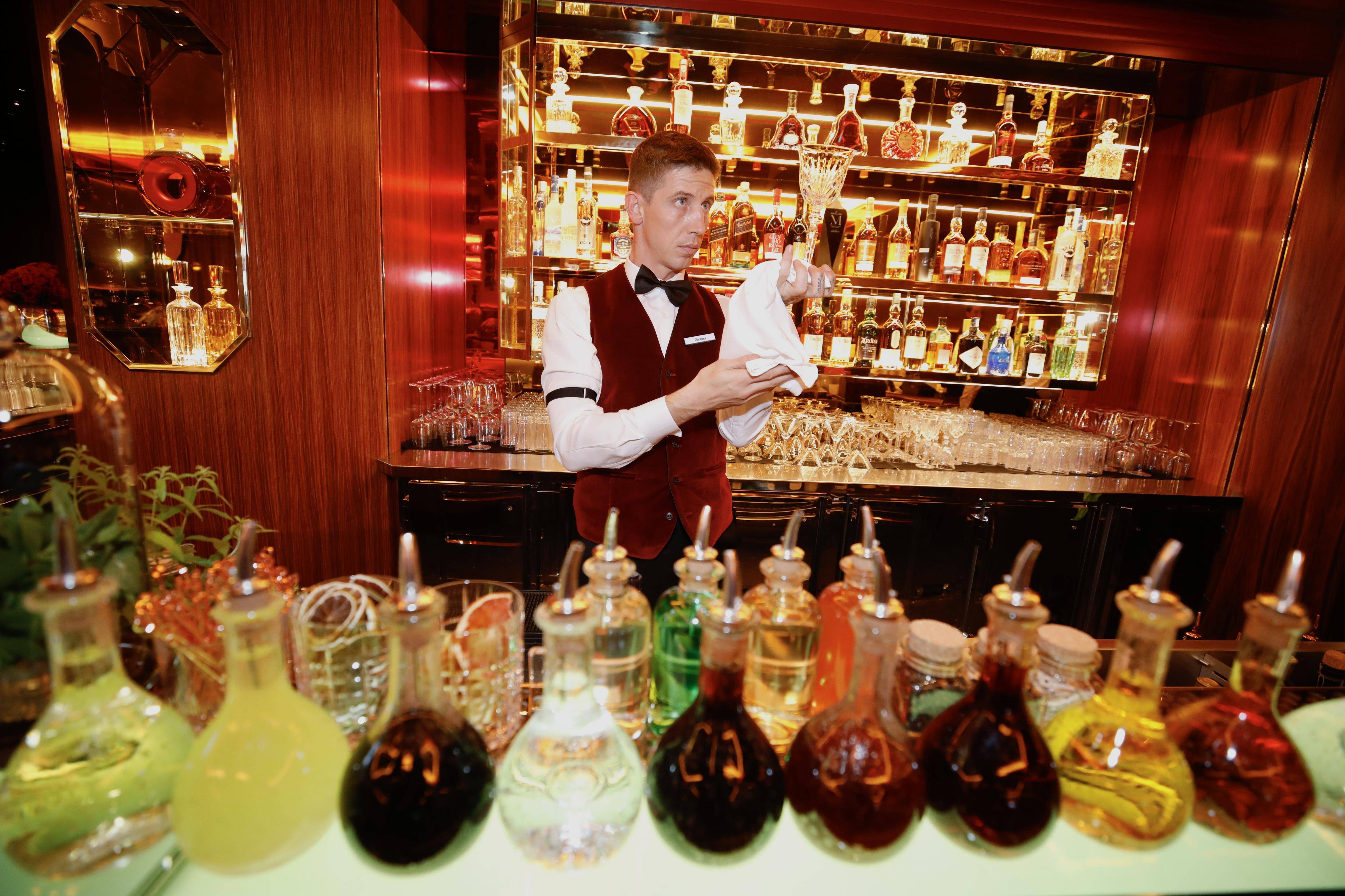 Le nouveau Martinez bar lève le rideau et dévoile son ambiance Art déco à Cannes