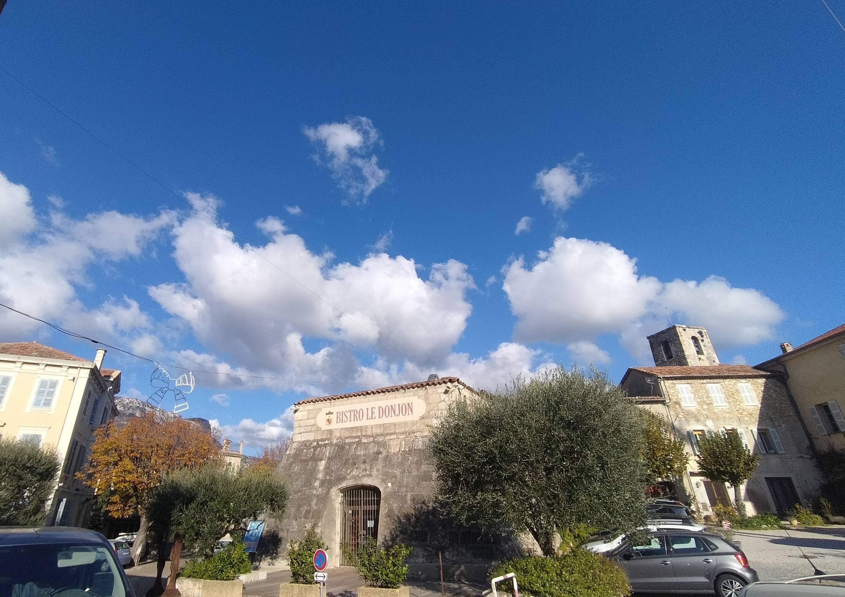 Boîtes de nuits, boulangeries, épiceries... Ils racontent "l'âge d'or" de ce village de l'arrière-pays quand c'était "tendance d'y monter danser"