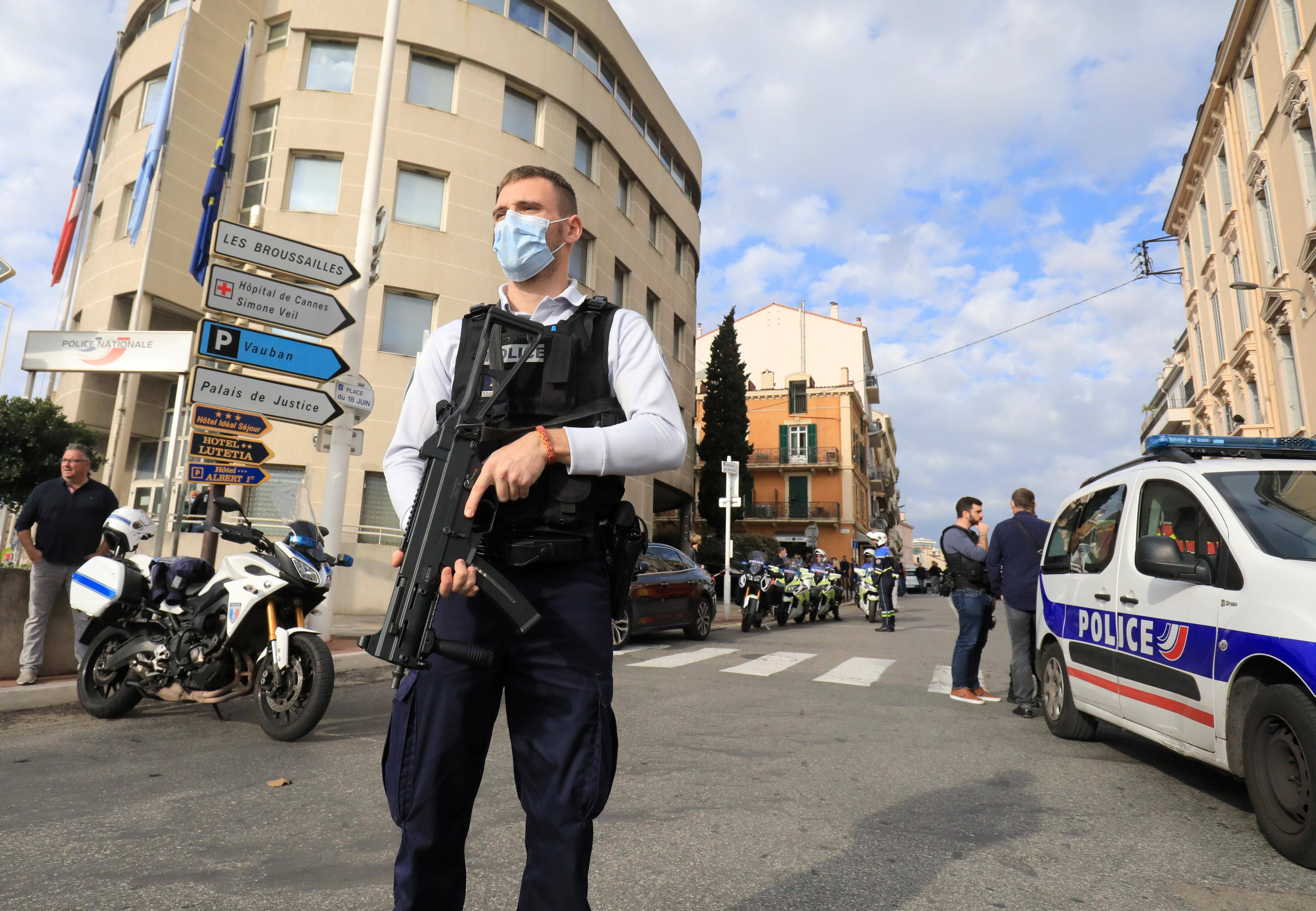 Il avait tenté de tuer des policiers à Cannes en 2021, Lakhdar B. sera-t-il déclaré irresponsable?