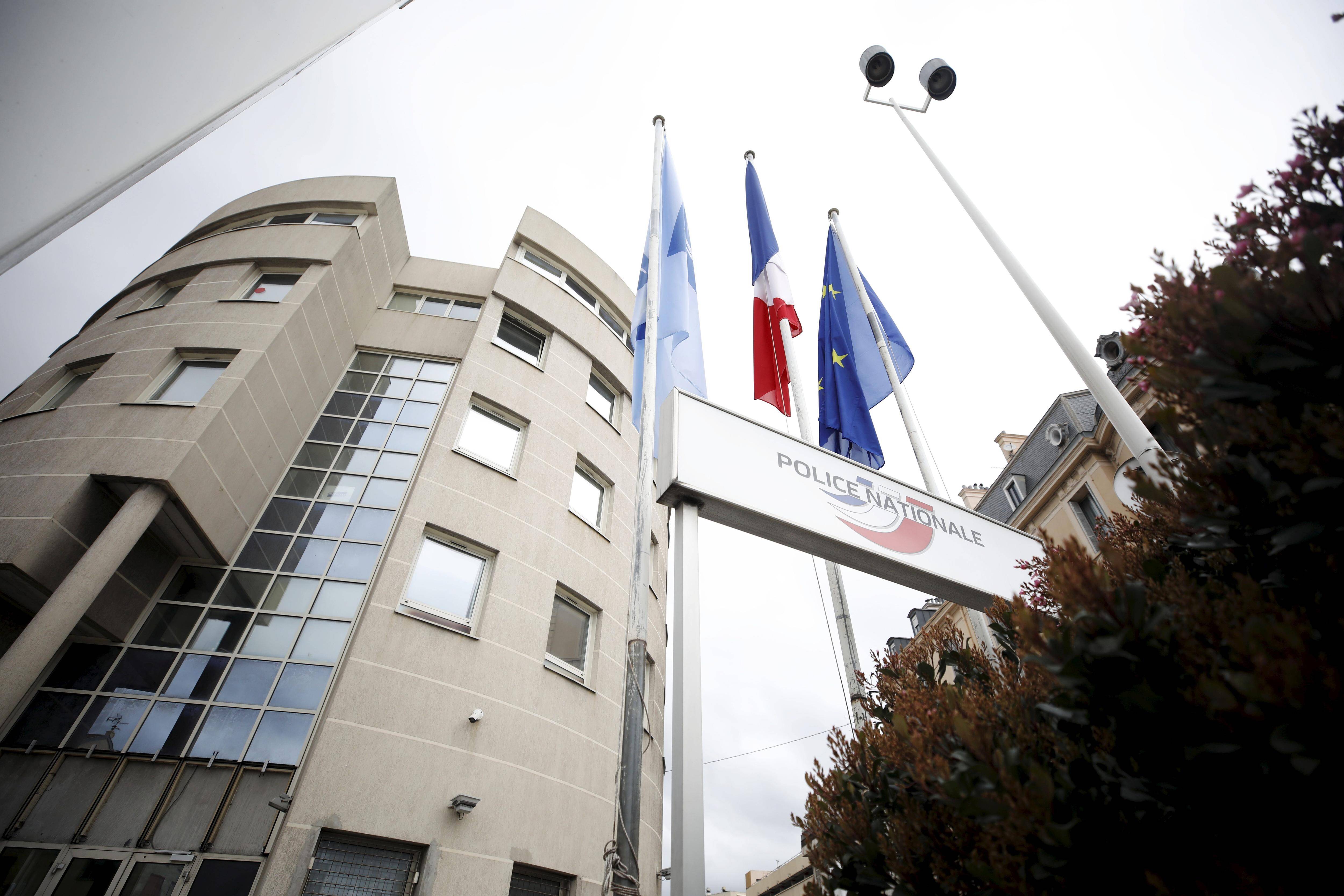 Ce que l'on sait sur l'assaillant qui a tenté de poignarder trois policiers à Cannes ce samedi