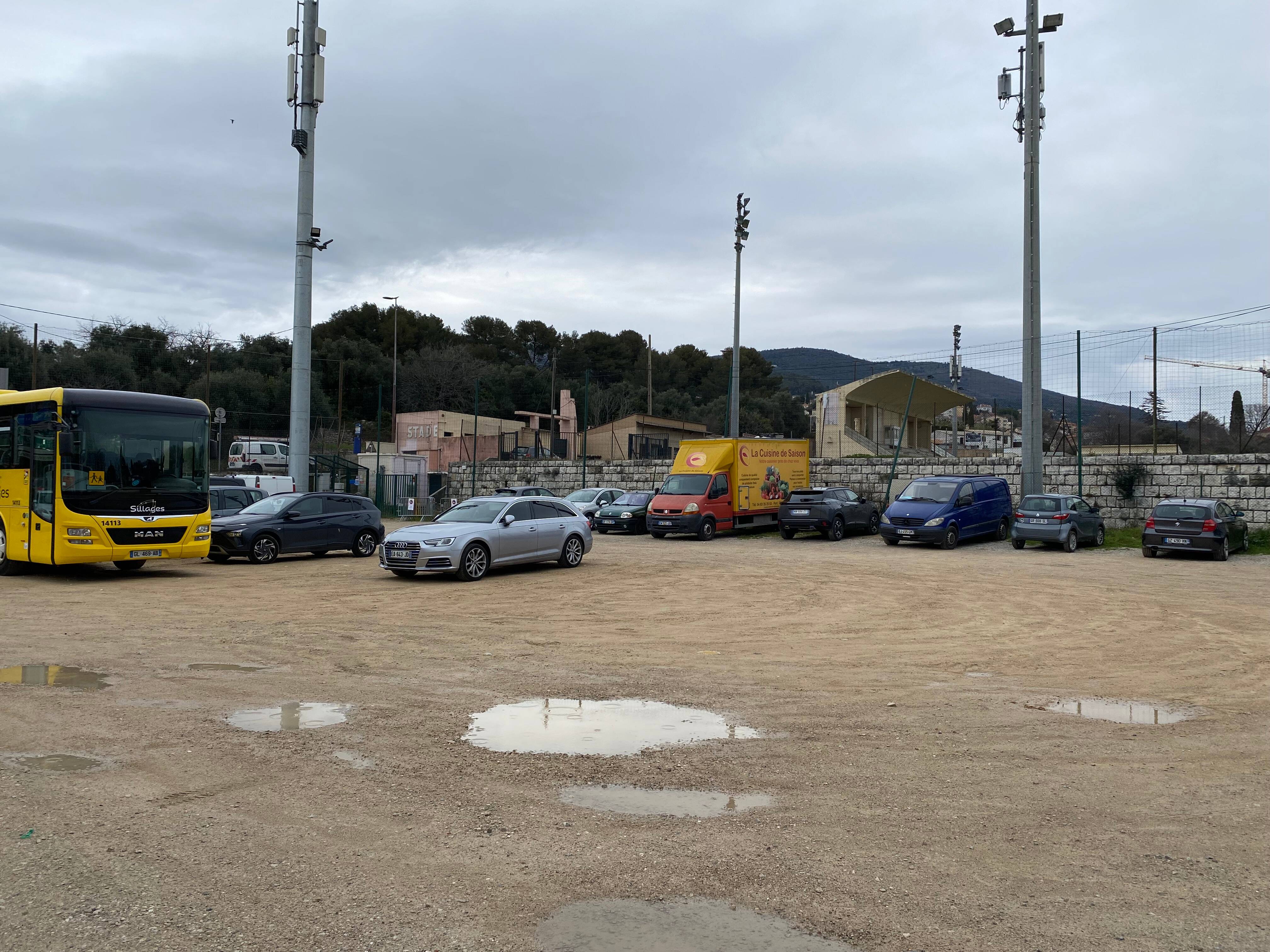 Bientôt des ombrières équipées de panneaux photovoltaïques sur le parking de ce stade à Grasse? Le mode de gestion fait débat