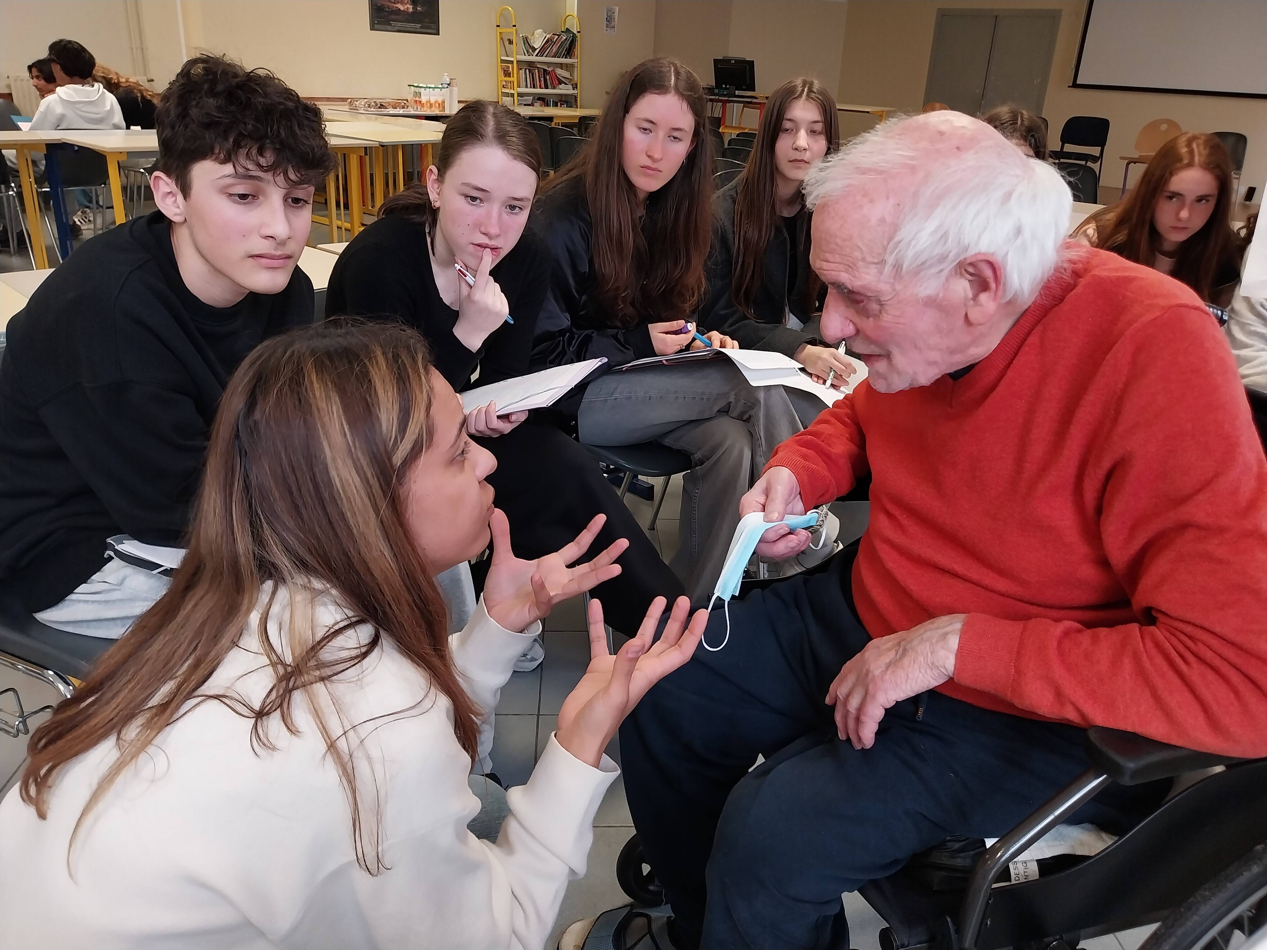 Les résidents d'un Ehpad de l'arrière-pays viennent raconter leurs souvenirs de la Seconde Guerre mondiale à des collégiens de Nice