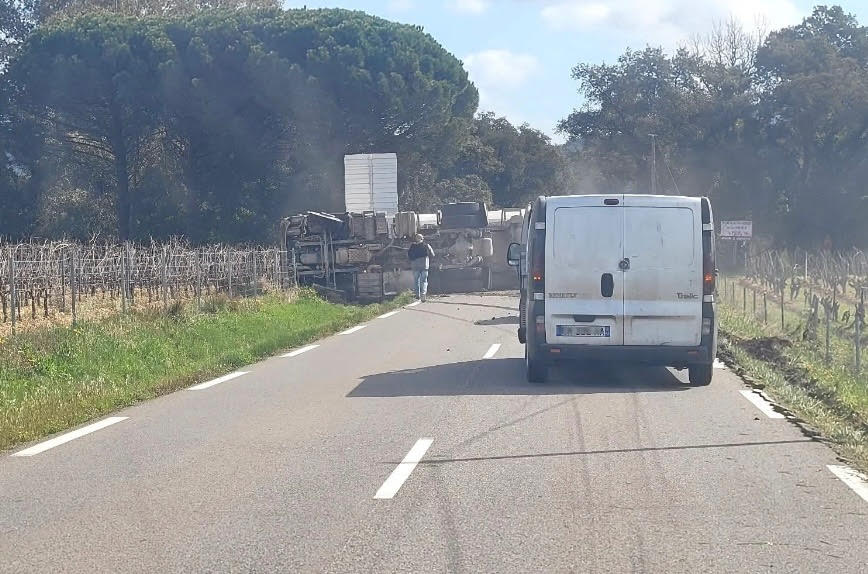 Un camion se renverse et paralyse la circulation à la sortie de la Môle