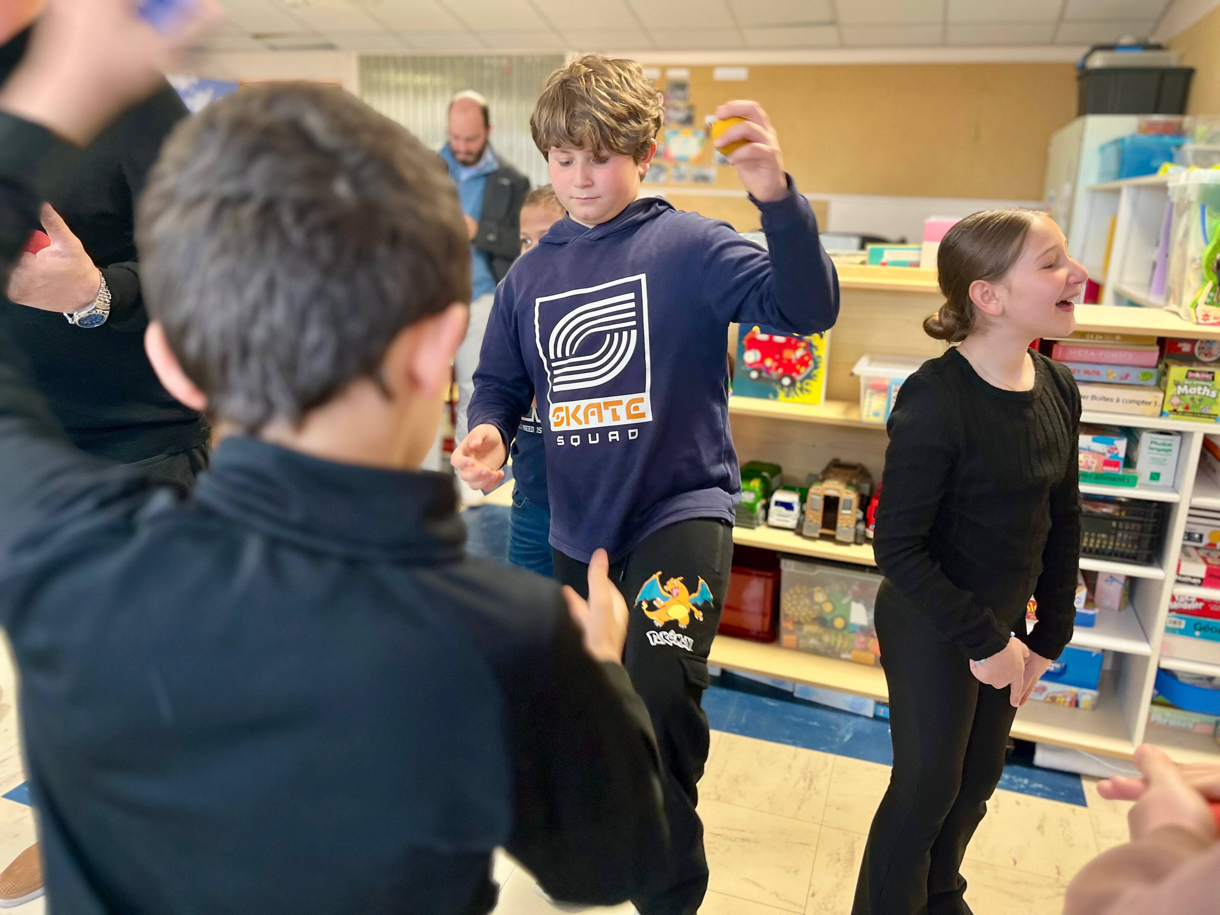 "350 exercices avec des balles et des sacs de sable": quelle est cette méthode canadienne qui révolutionne le quotidien d'élèves atteints d'autisme?