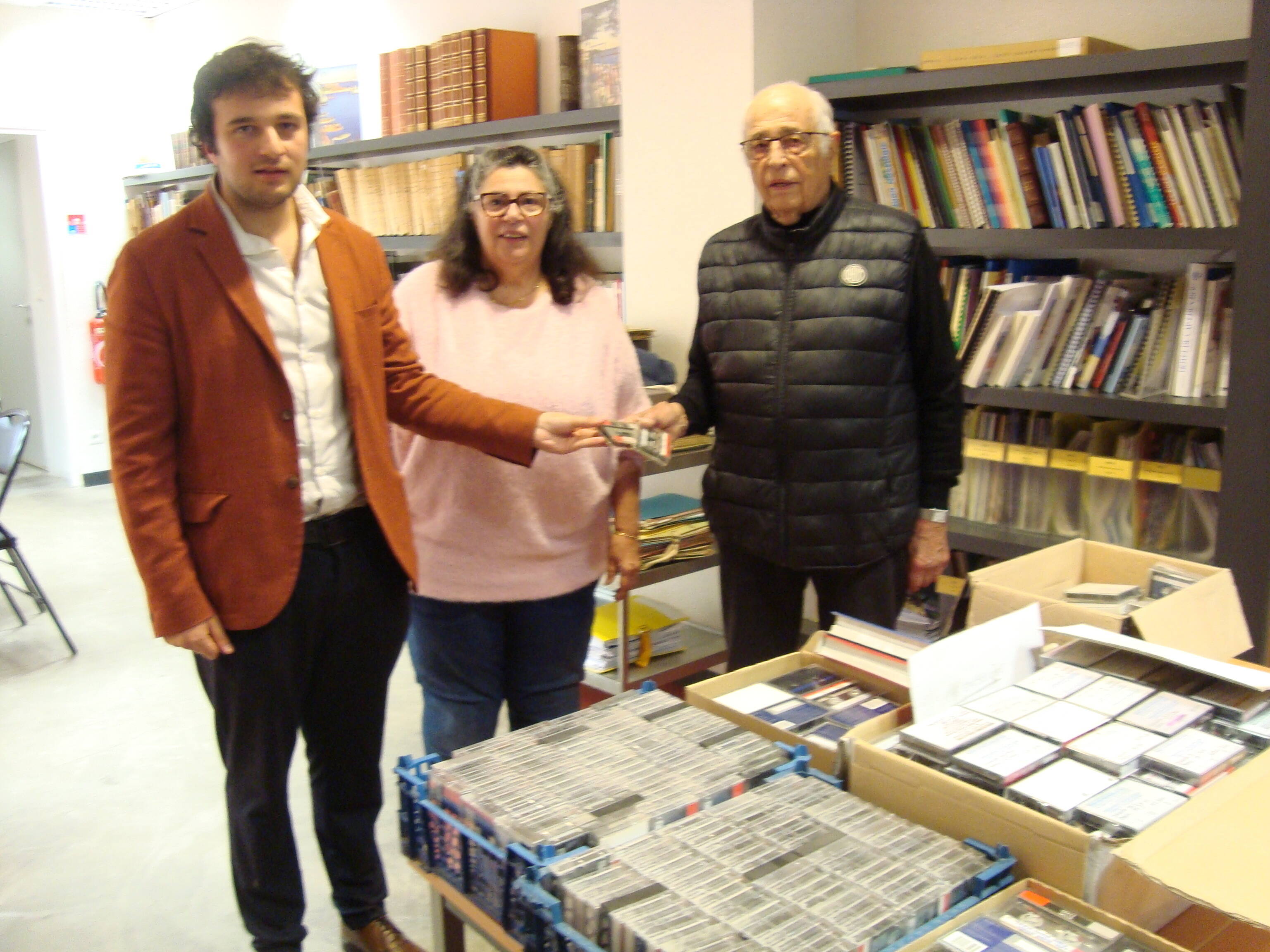 "Transmettre mon patrimoine et le savoir des anciens": il fait don de 600 K7 d'enregistrements aux archives d'Antibes