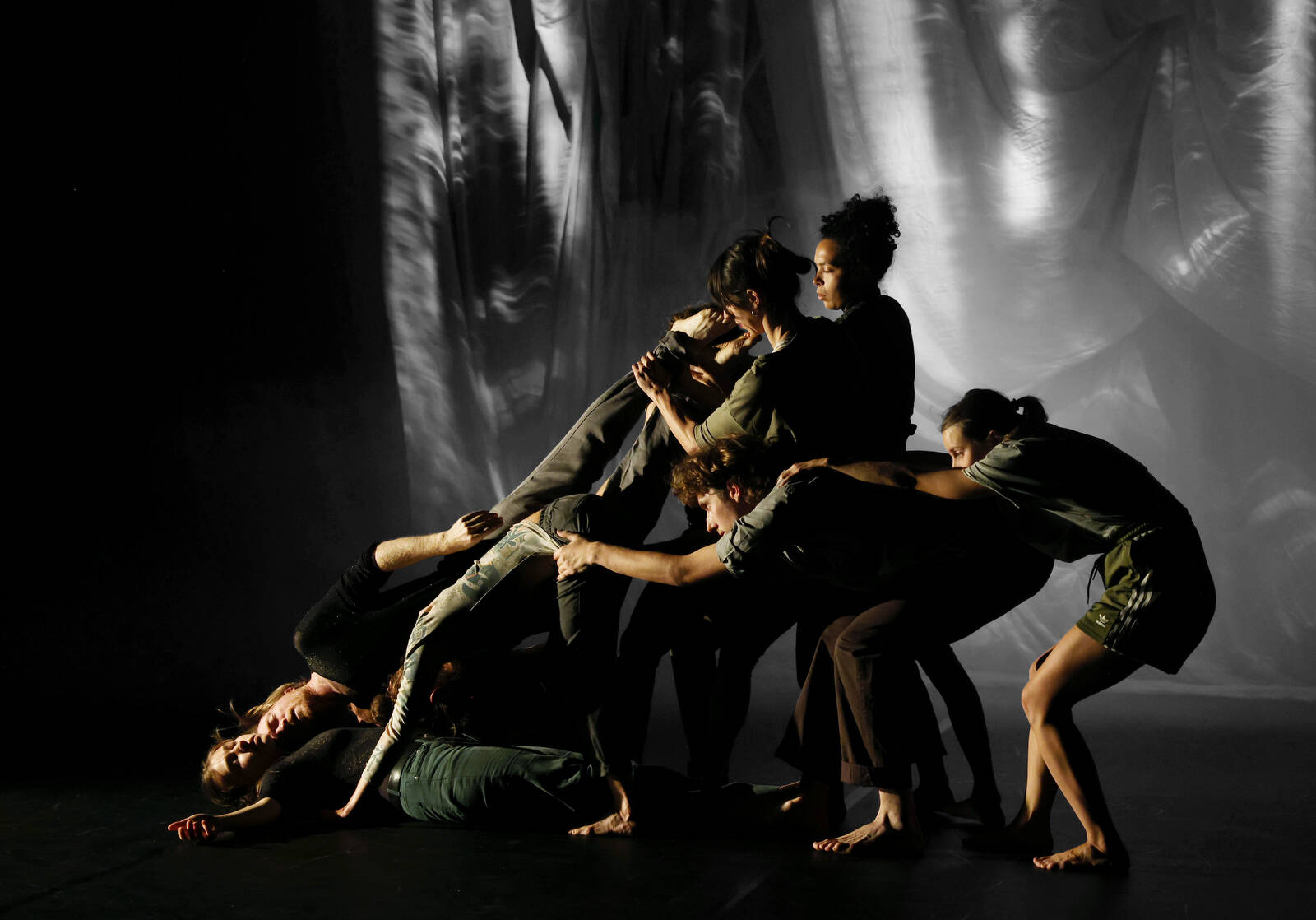 Participez à l'atelier de danse immersif de Joanne Leighton et découvrez "The Gathering" au théâtre de l'Esplanade à Draguignan