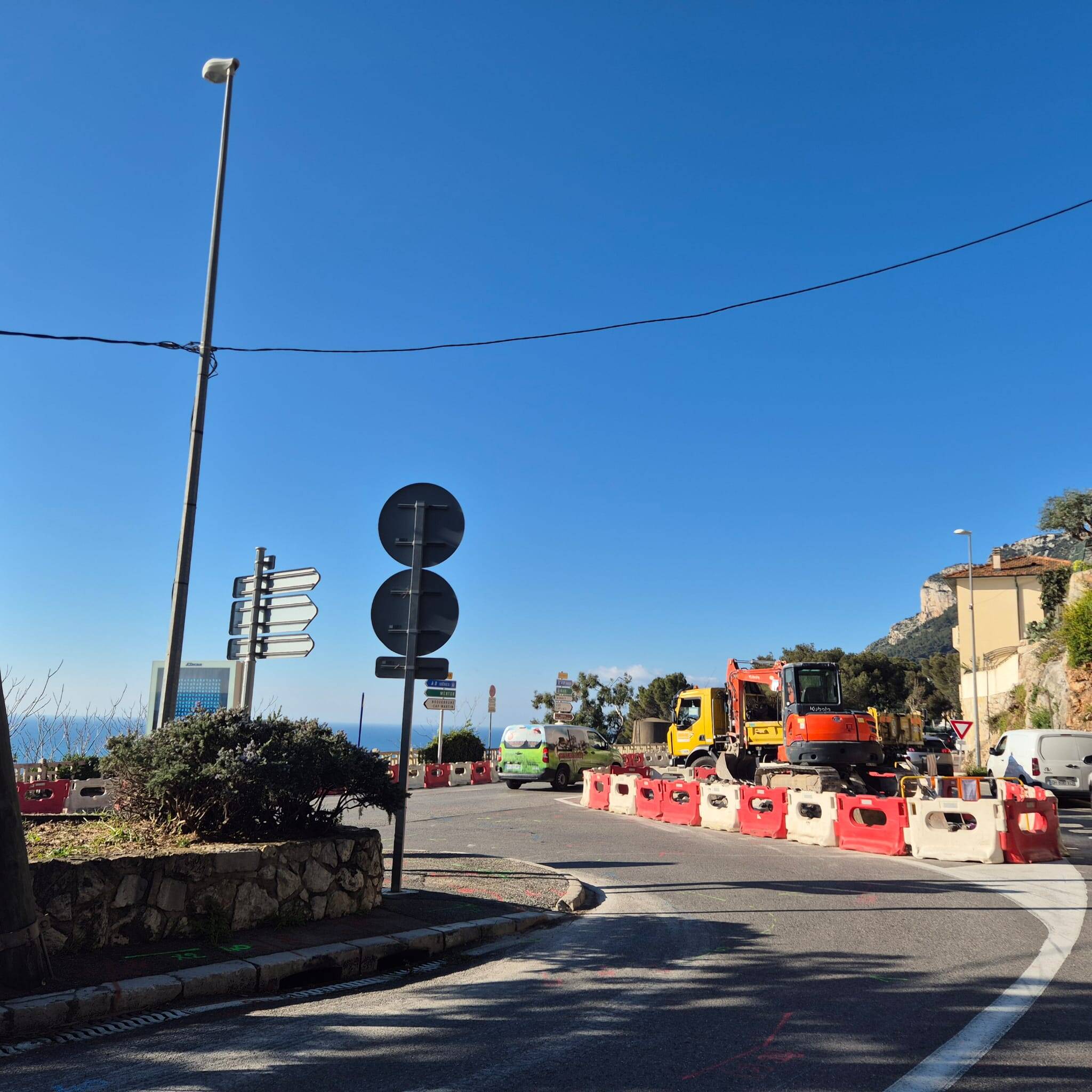 Un rond-point et un ralentisseur en cours de construction sur la Moyenne corniche pour fluidifier la circulation autour de Monaco