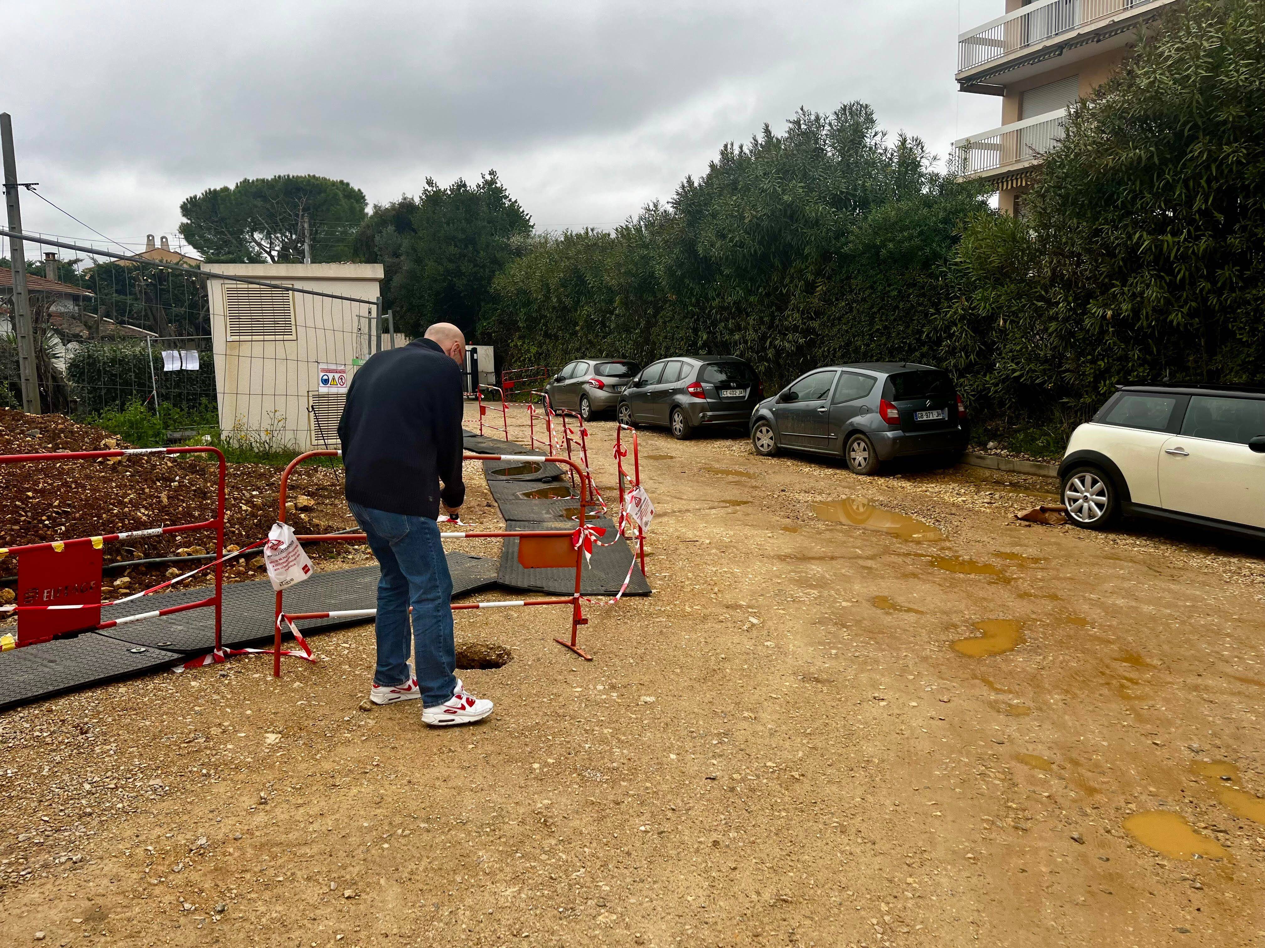 Une route toujours pas réparée, encore des moisissures... Dans cette résidence d'Antibes, les habitants au bord de la crise de nerfs