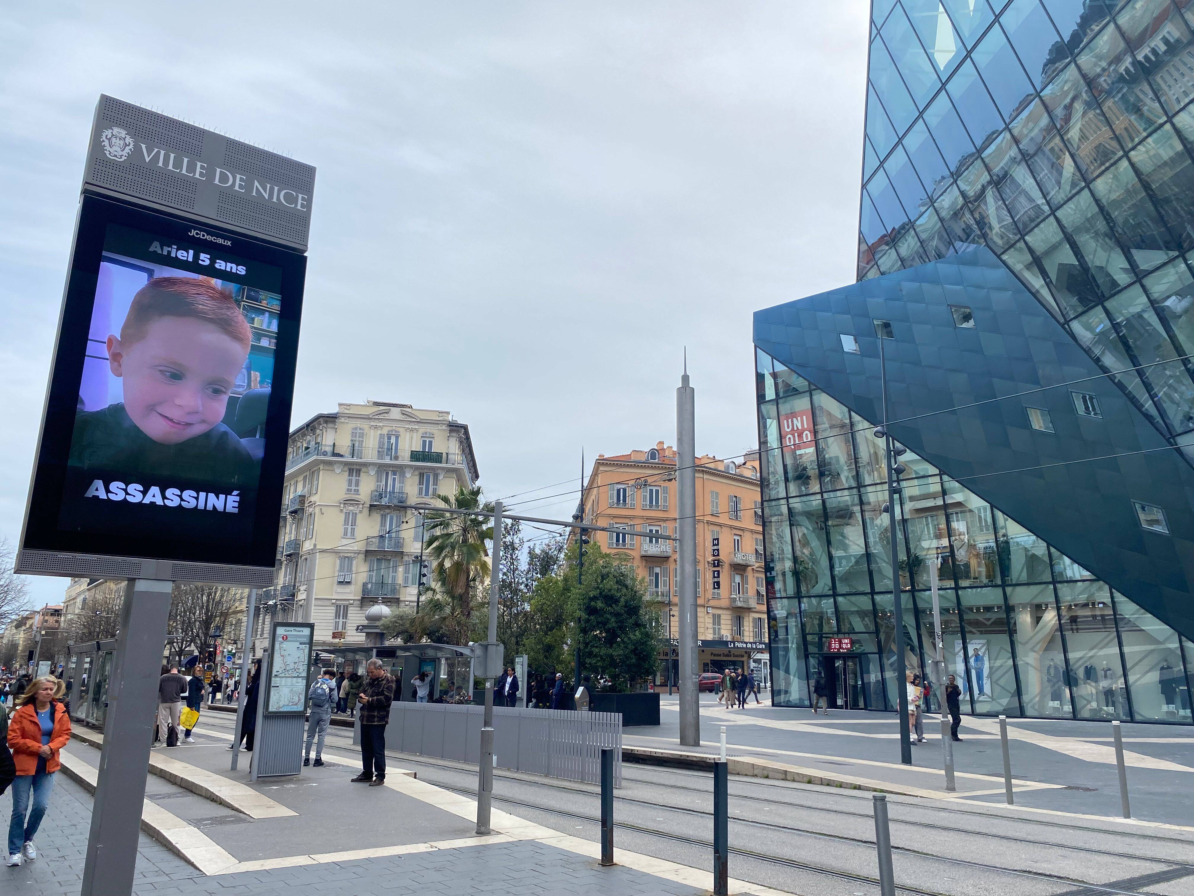 La Ville de Nice diffuse les photos des otages israéliens avec la mention "assassiné" sous leurs portraits