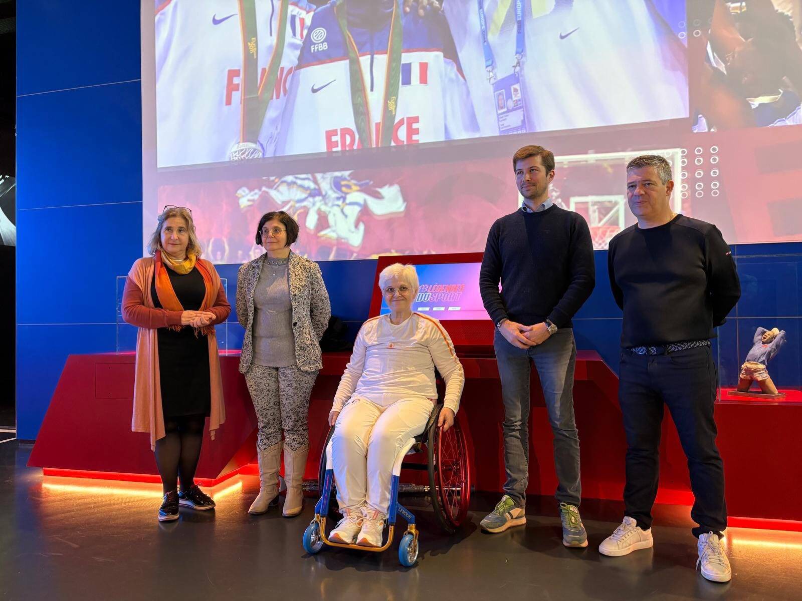 "Je voulais qu'il reste quelque chose des jeux paralympiques": elle offre son fauteuil des JO de Paris au musée national du Sport à Nice