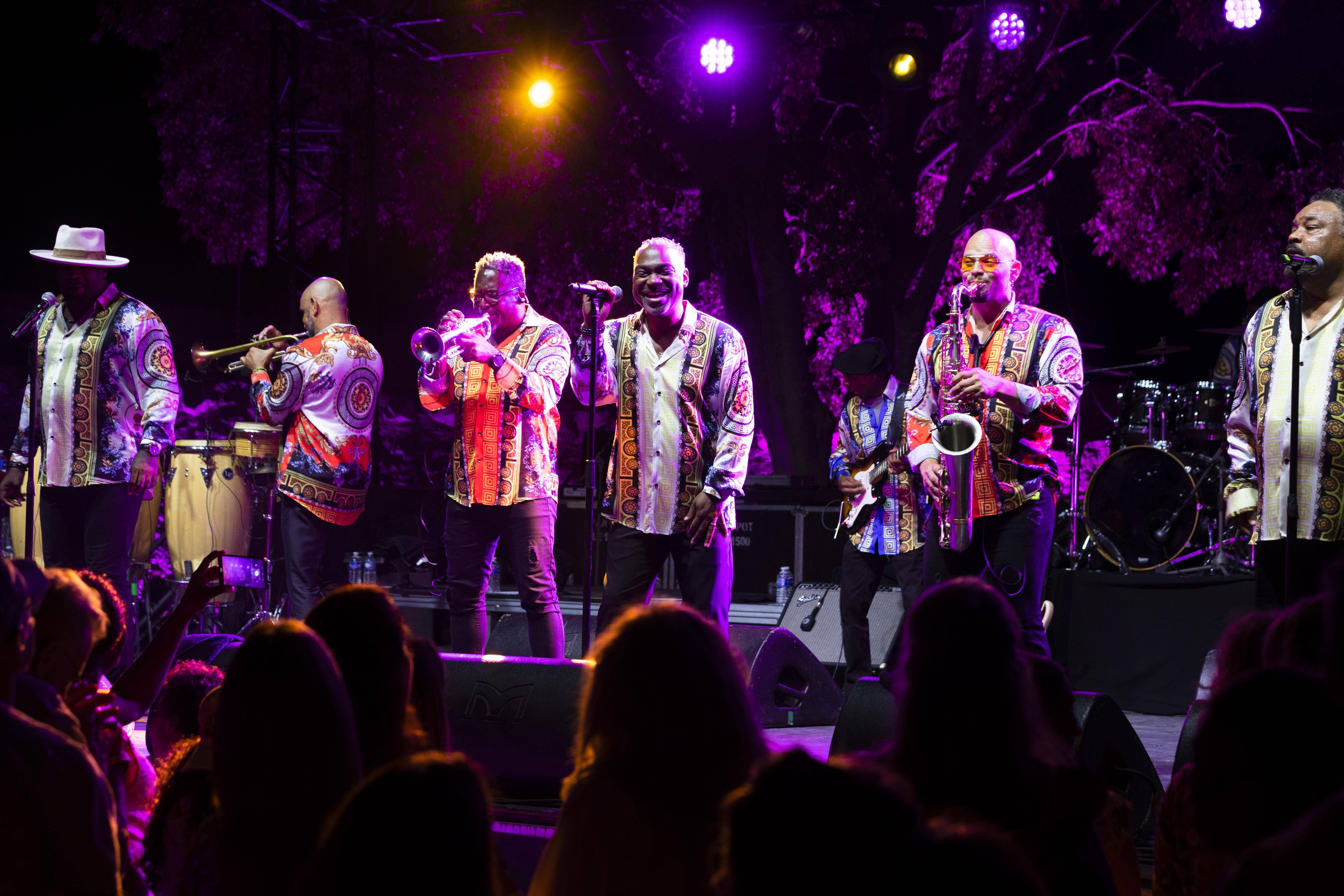 Earth, Wind and Fire sur la scène du Bal de la Rose