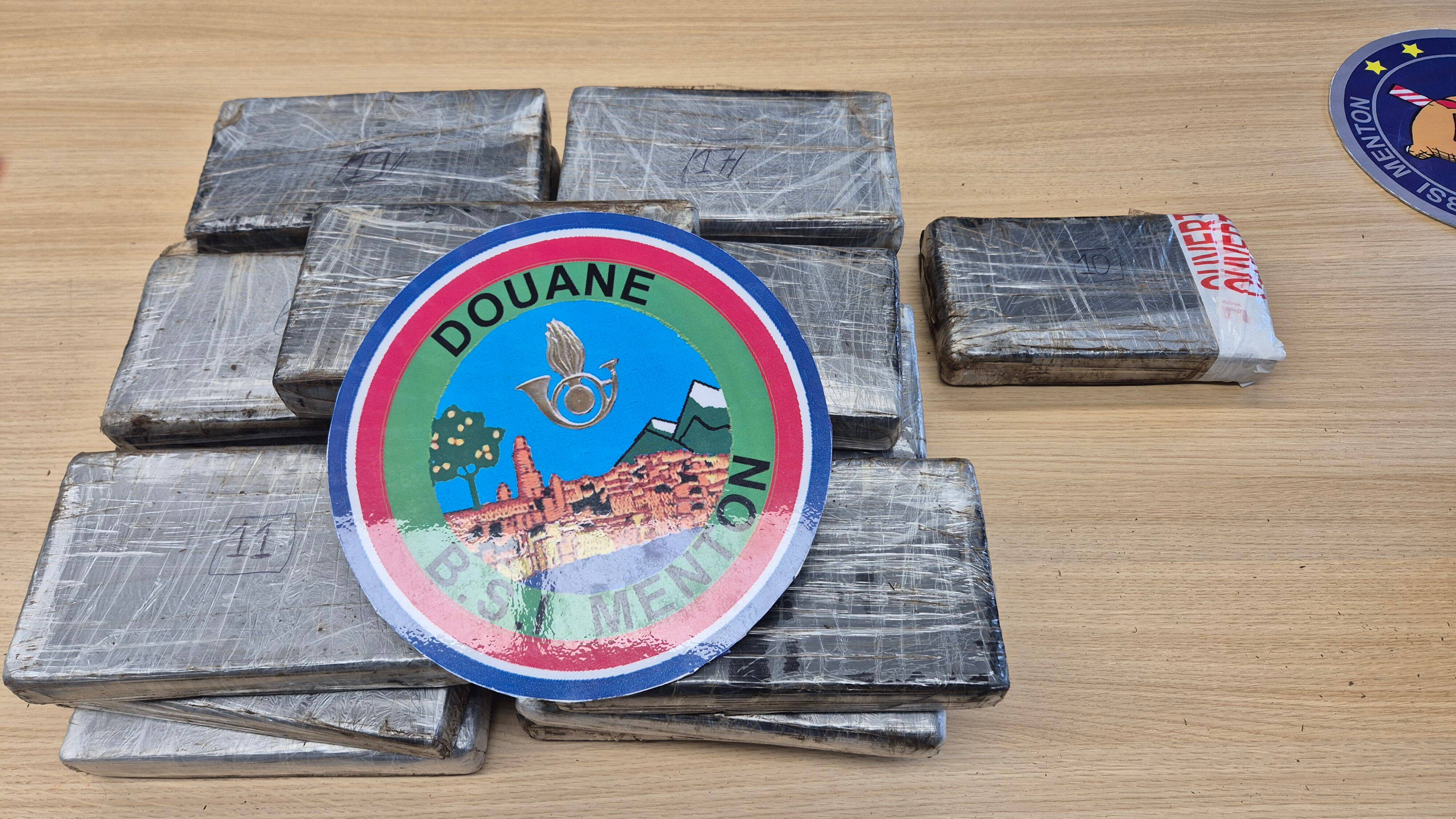 Les douaniers saisissent 22 kg de cocaïne sur l'A8, le conducteur condamné à 4 ans ferme et 1,43 million d'euros d'amende