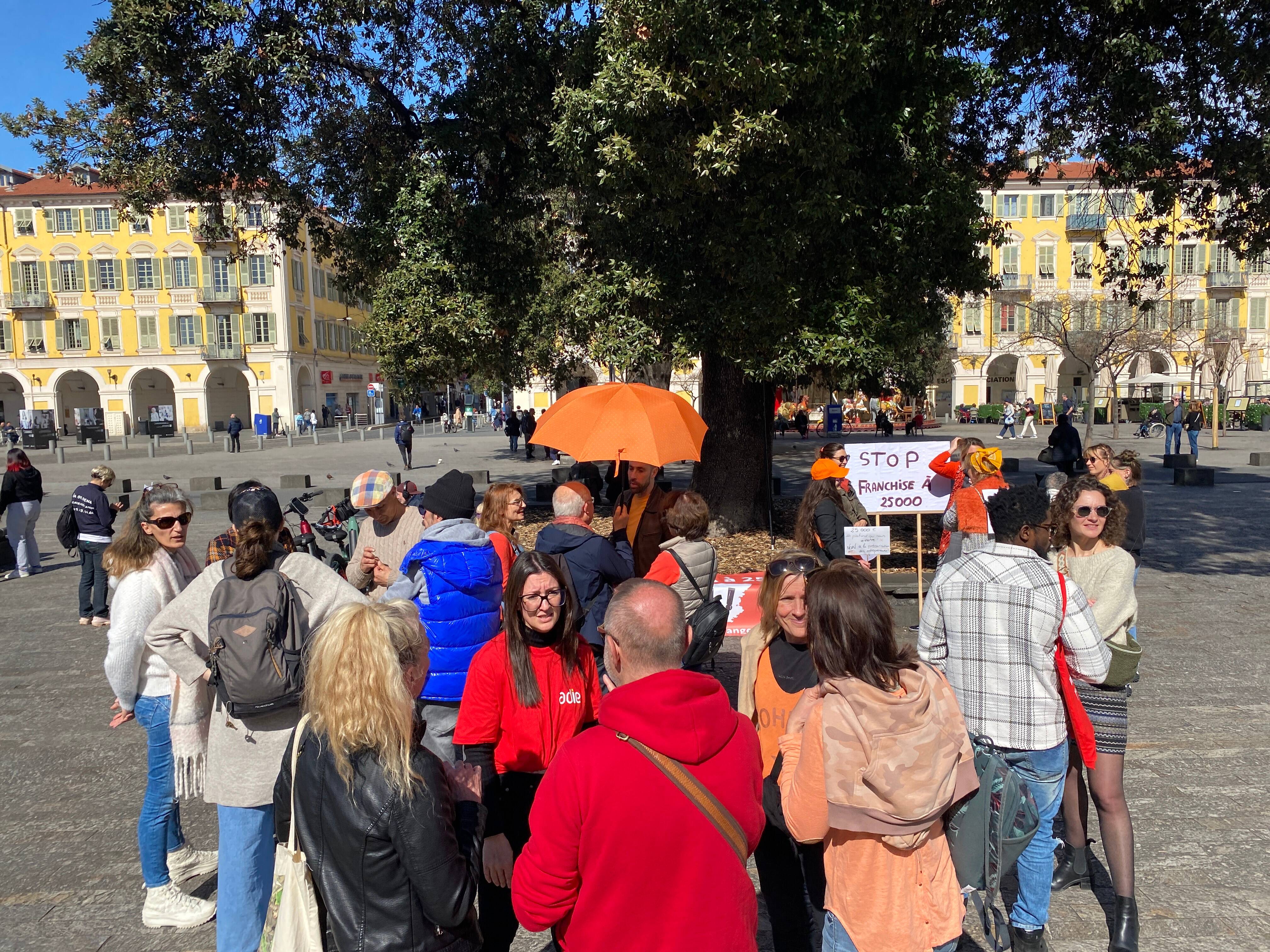 Les auto-entrepreneurs ont manifesté mardi à Nice contre le projet d'abaissement de l'exonération de TVA à 25.000 euros
