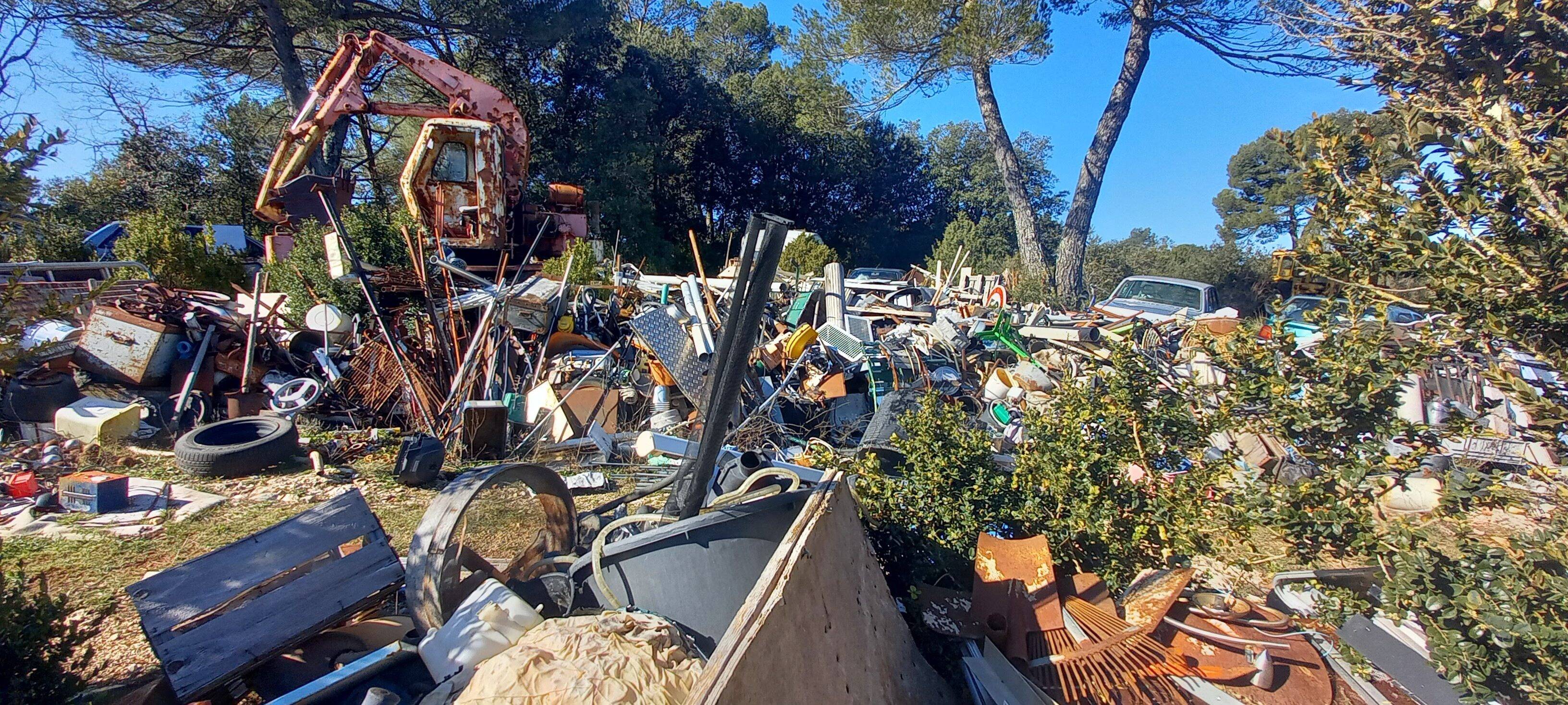 "C'est révoltant": cette "casse auto" géante et sauvage en pleine forêt révulse les amoureux de la nature dans le haut Var