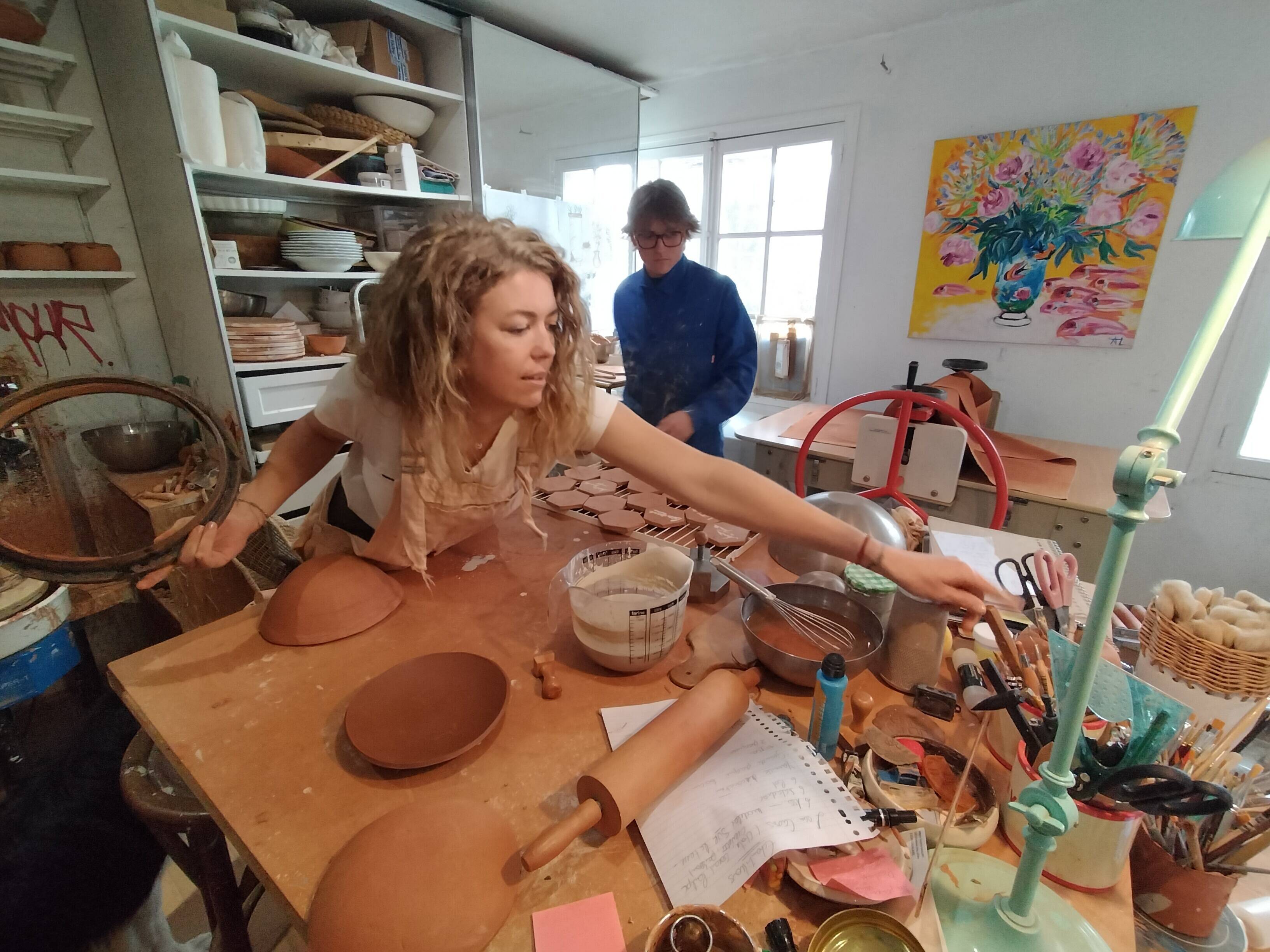 Les oeuvres en céramique de cette artiste varoise sont visibles au Bar du Mistral, dans la série "Plus belle la vie, encore plus belle"