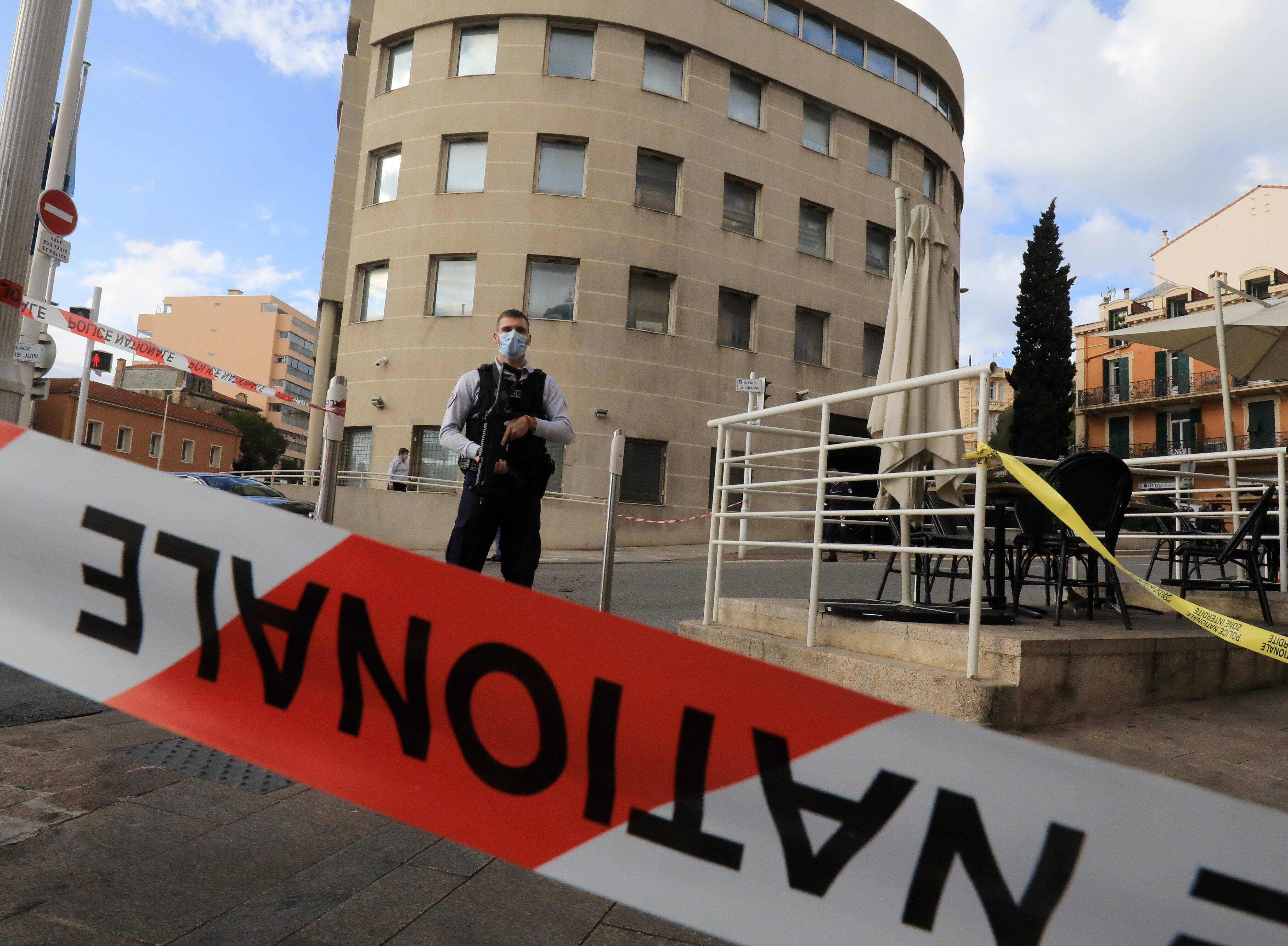 Il avait attaqué des policiers à coups de couteau à Cannes: l'agresseur jugé irresponsable et hospitalisé